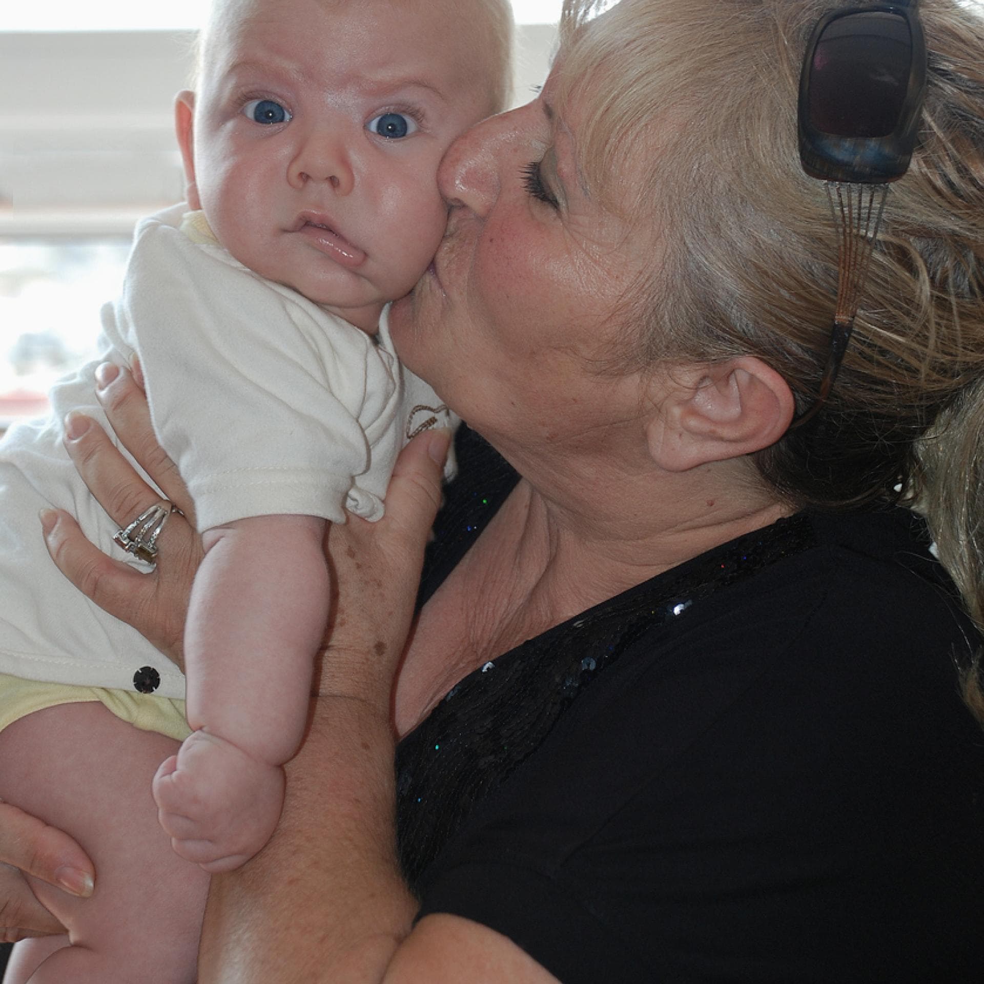 Oma küsst Baby.