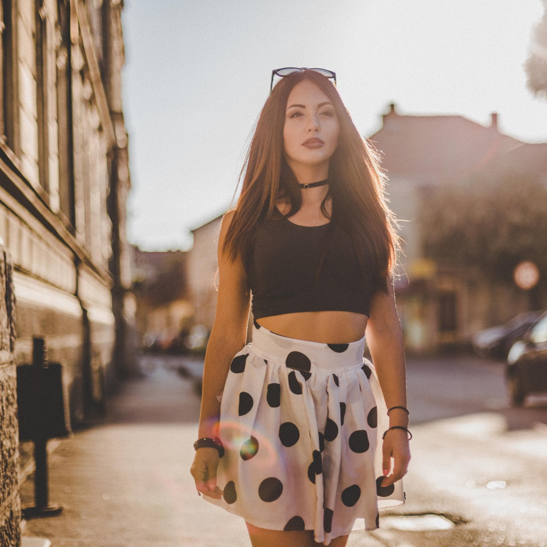 Mutter trägt bauchfrei und läuft durch die Stadt.