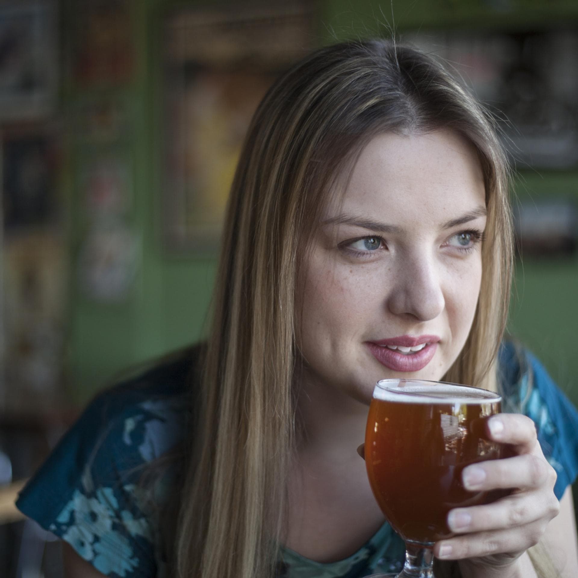 Junge, stillende Mutter trinkt Malzbier