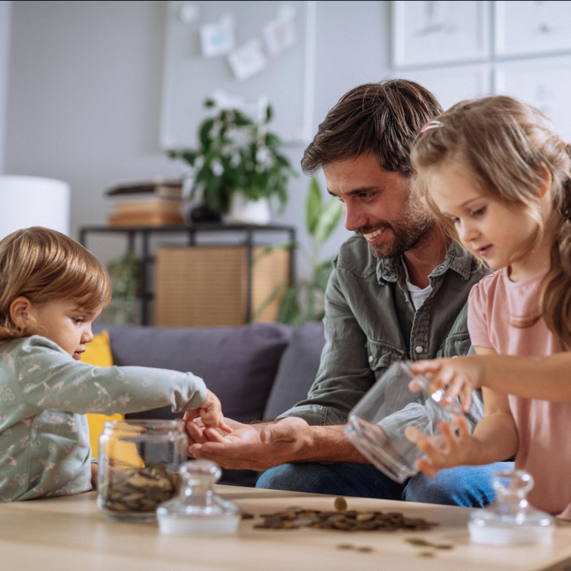 Papa und Kinder zählen Geld.