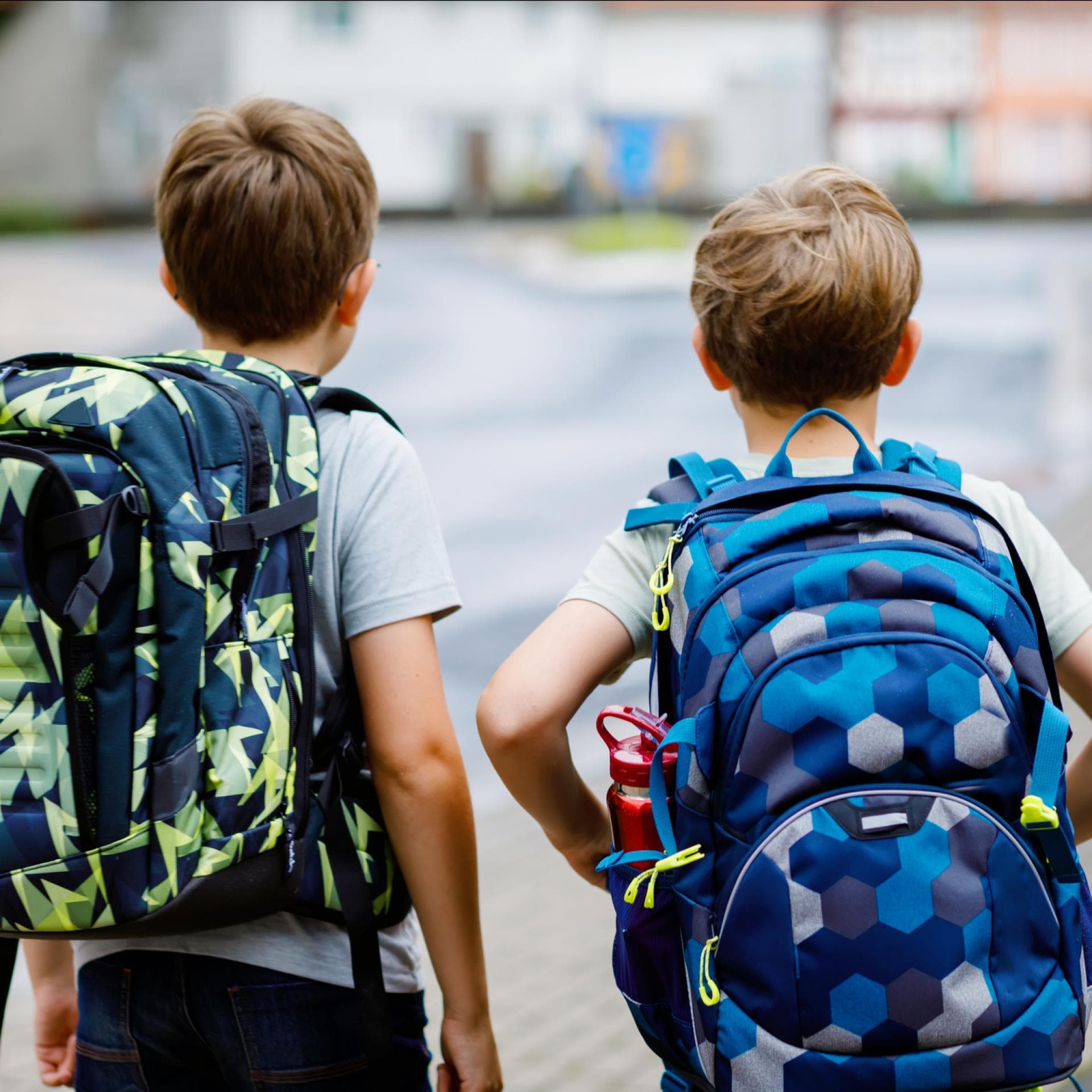 Zwei Jungs mit Schulrucksack