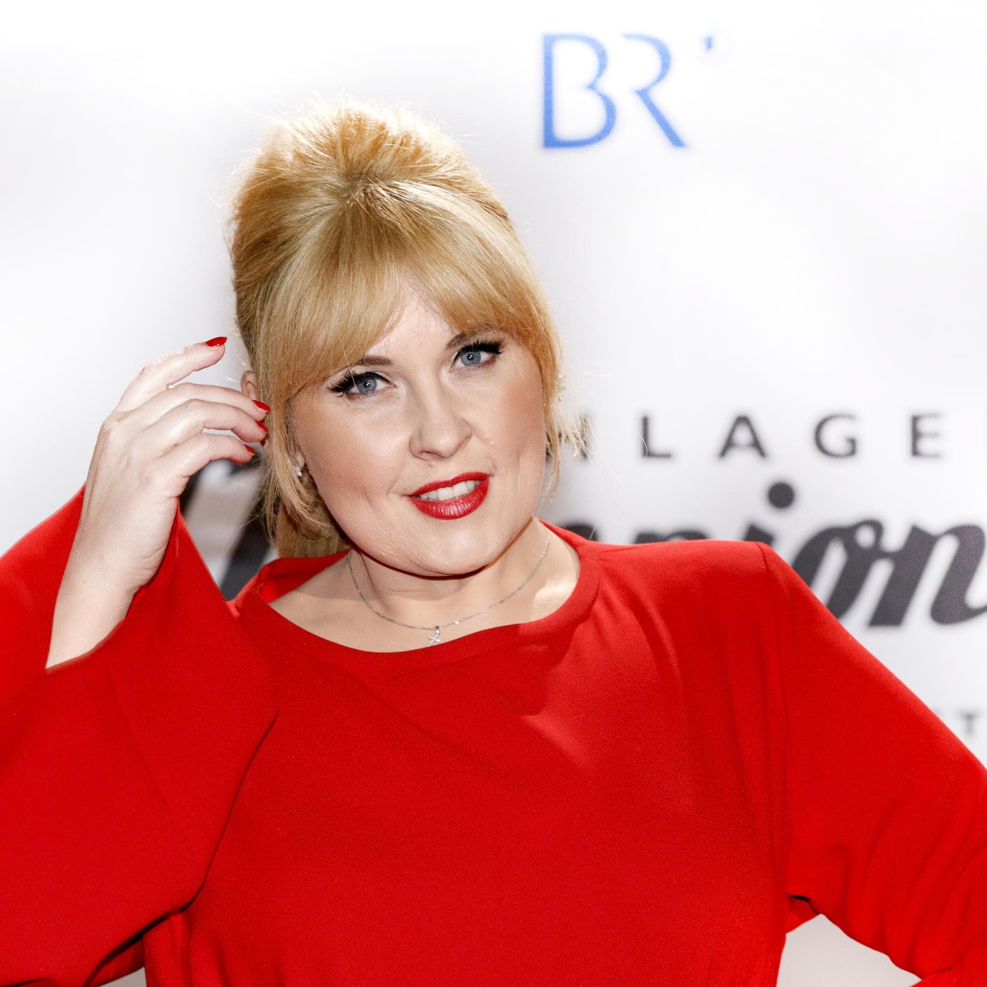 Maite Kelly in roten Kleid auf dem Roten Teppich.