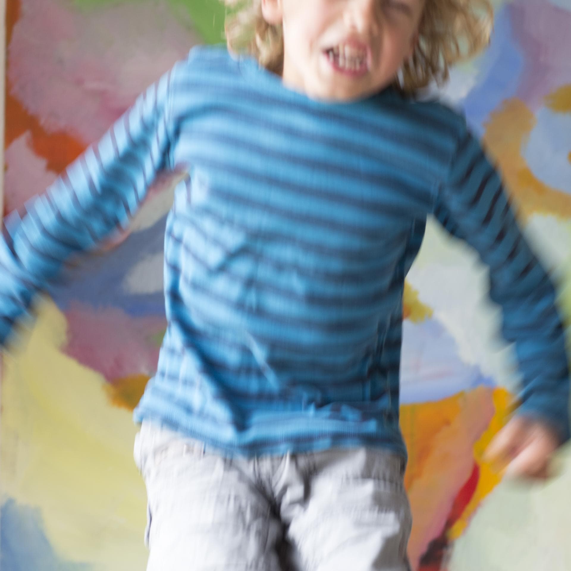 Wütender Junge hüpft herum.