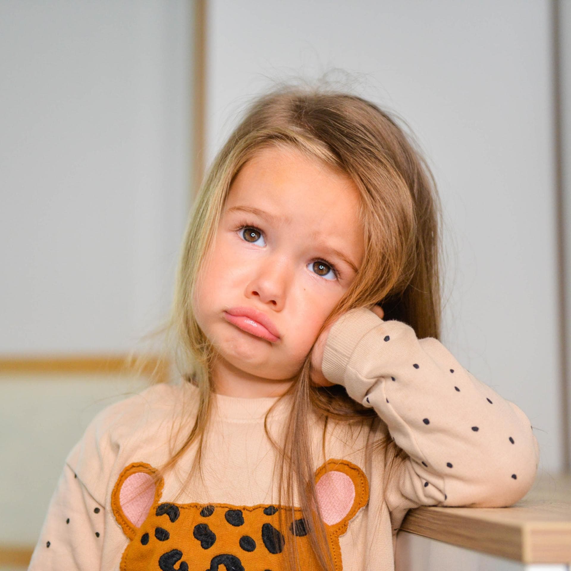 Kleines Mädchen schaut verärgert.