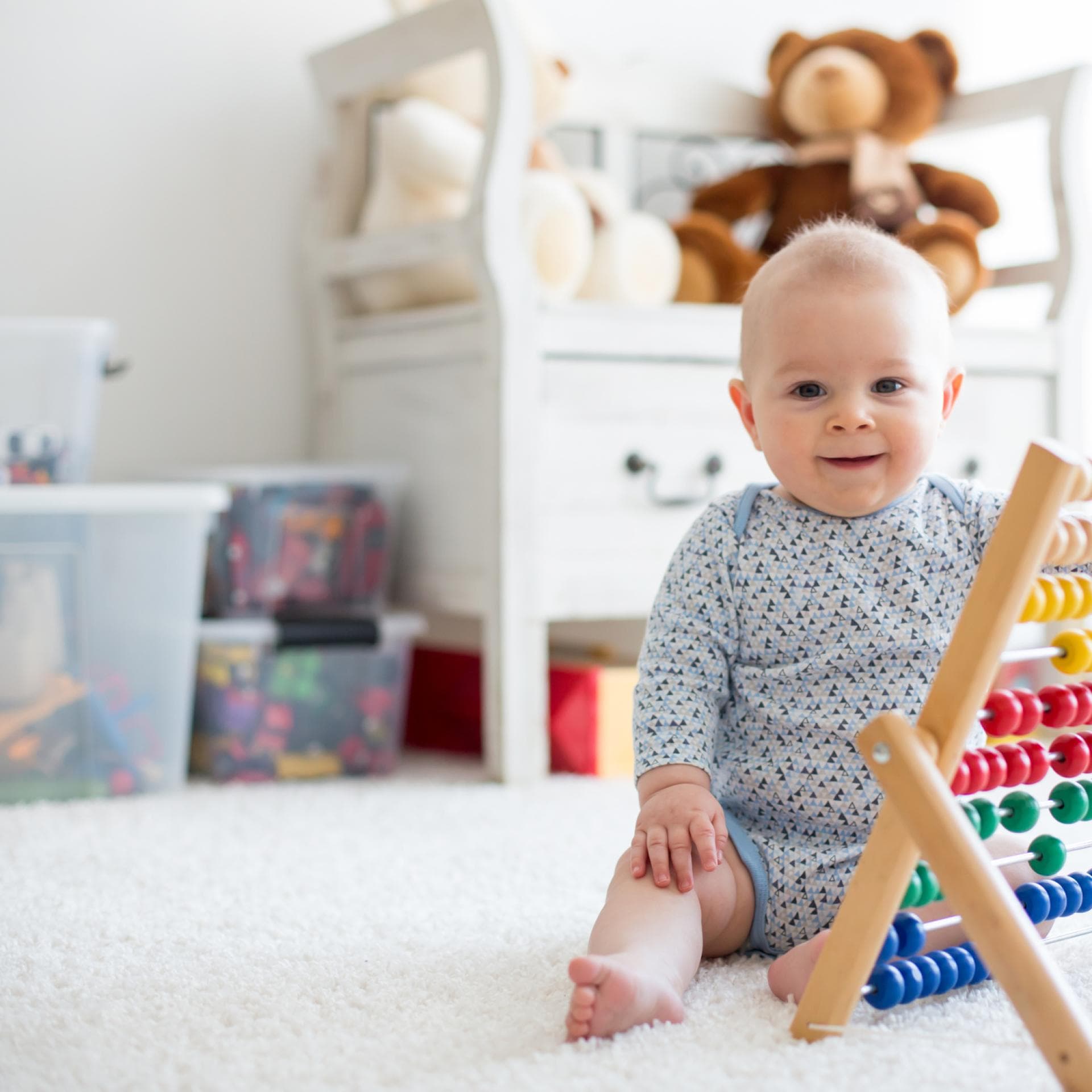 Baby spielt mit Abacus zu Hause.