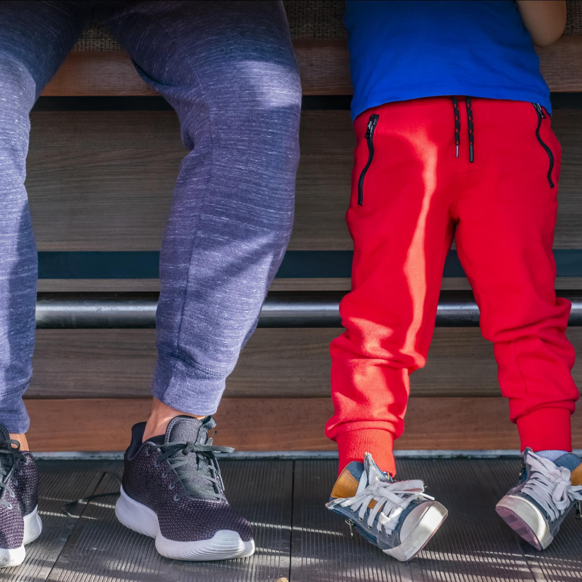 Beine mit Jogginghosen