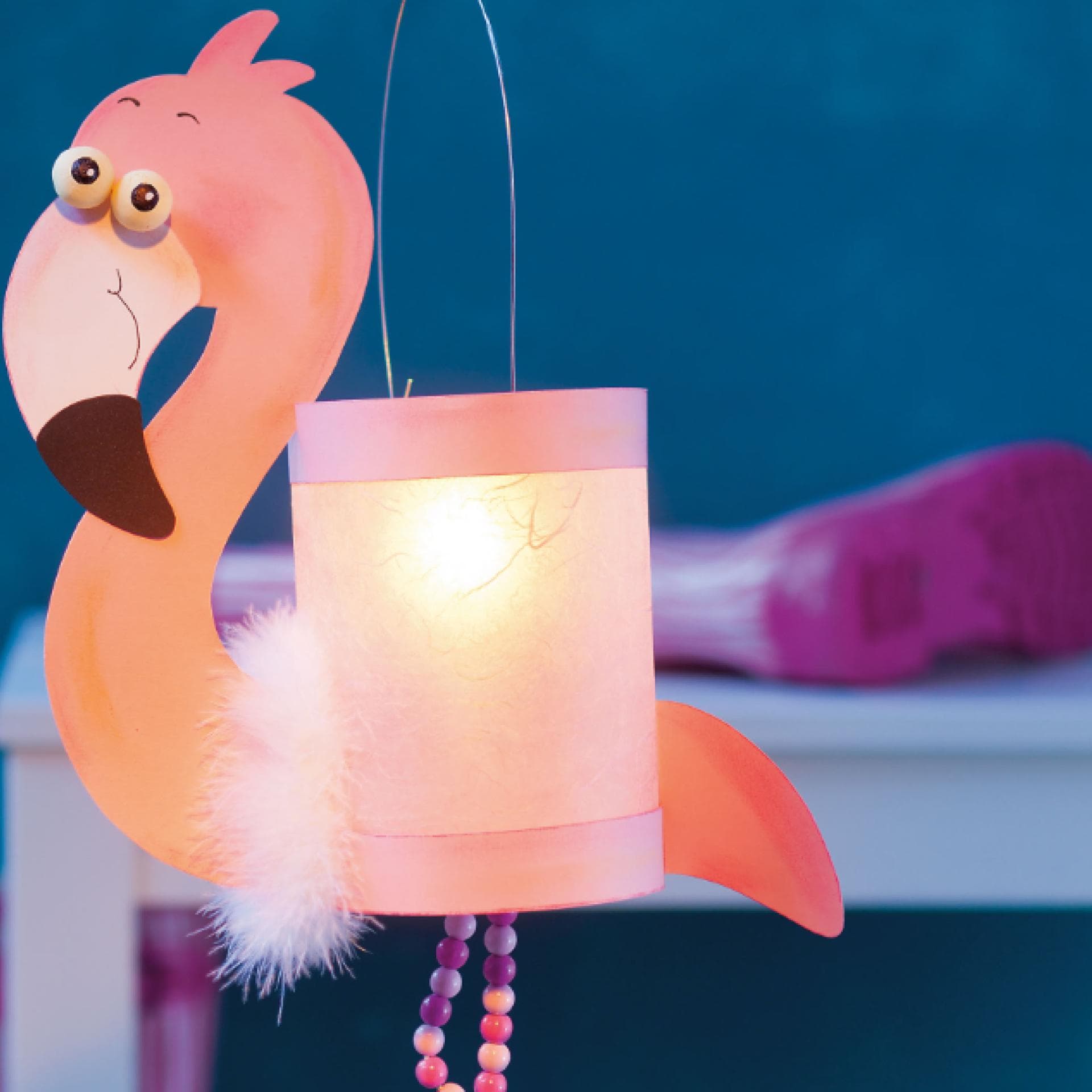 Das Basteln einer Flamingo-Laterne ist gar nicht schwer.