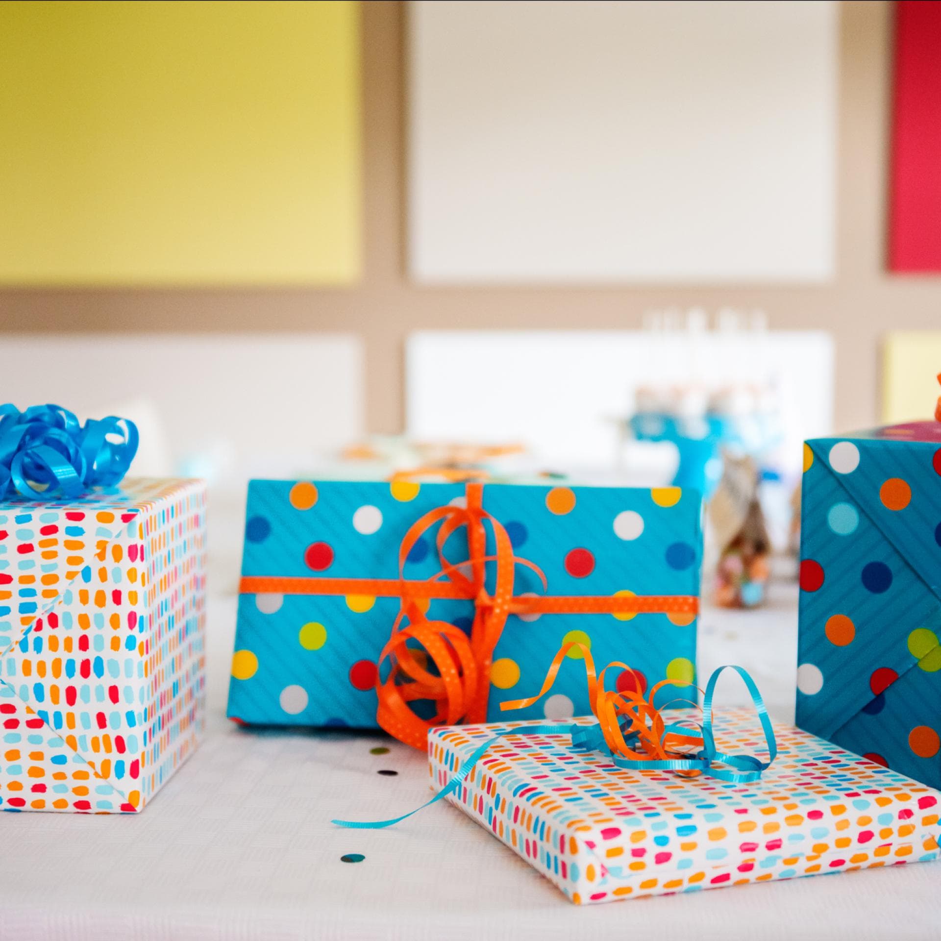 Viele bunte Geschenke für Kinder