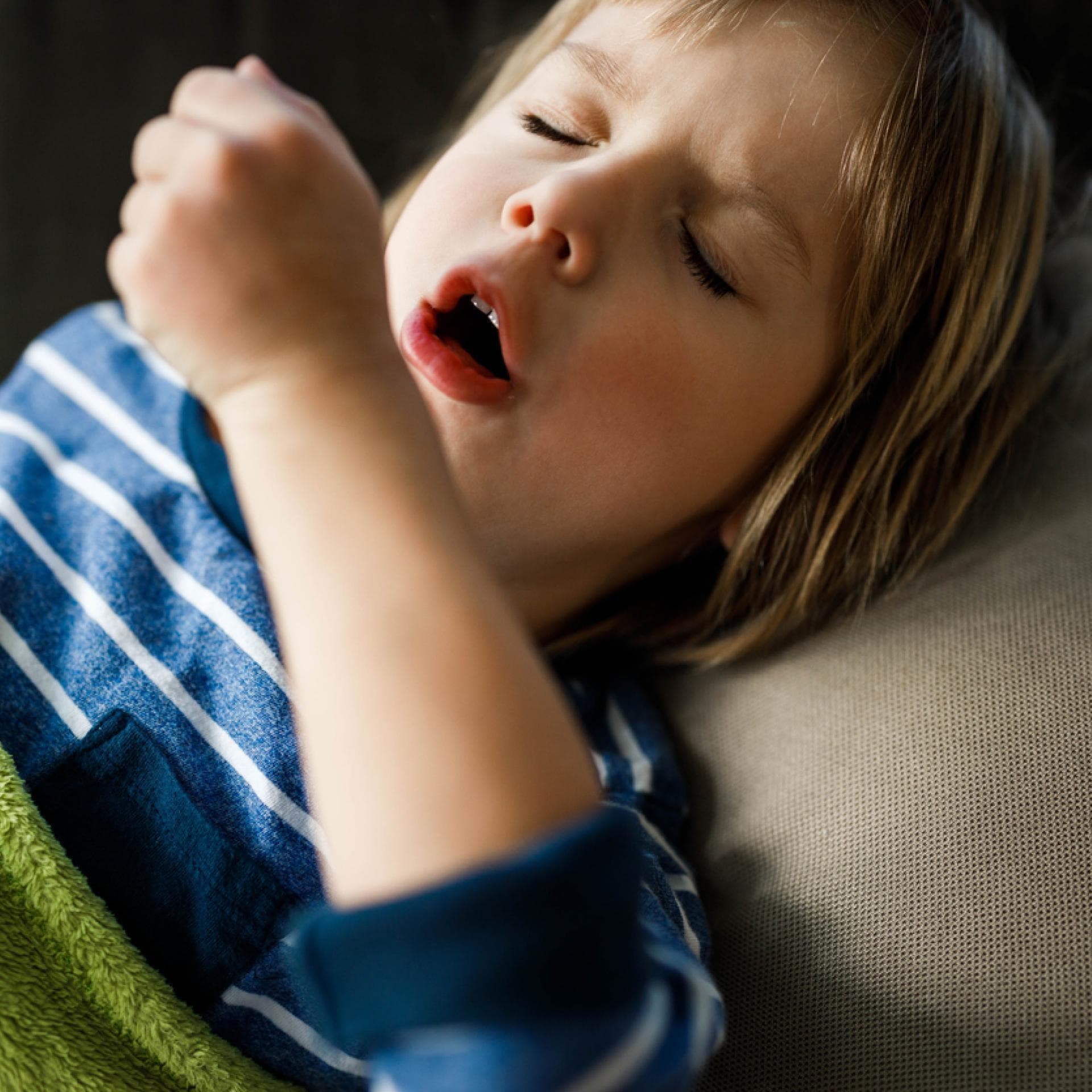 Husten bei Kindern kann wirklich lästig sein.