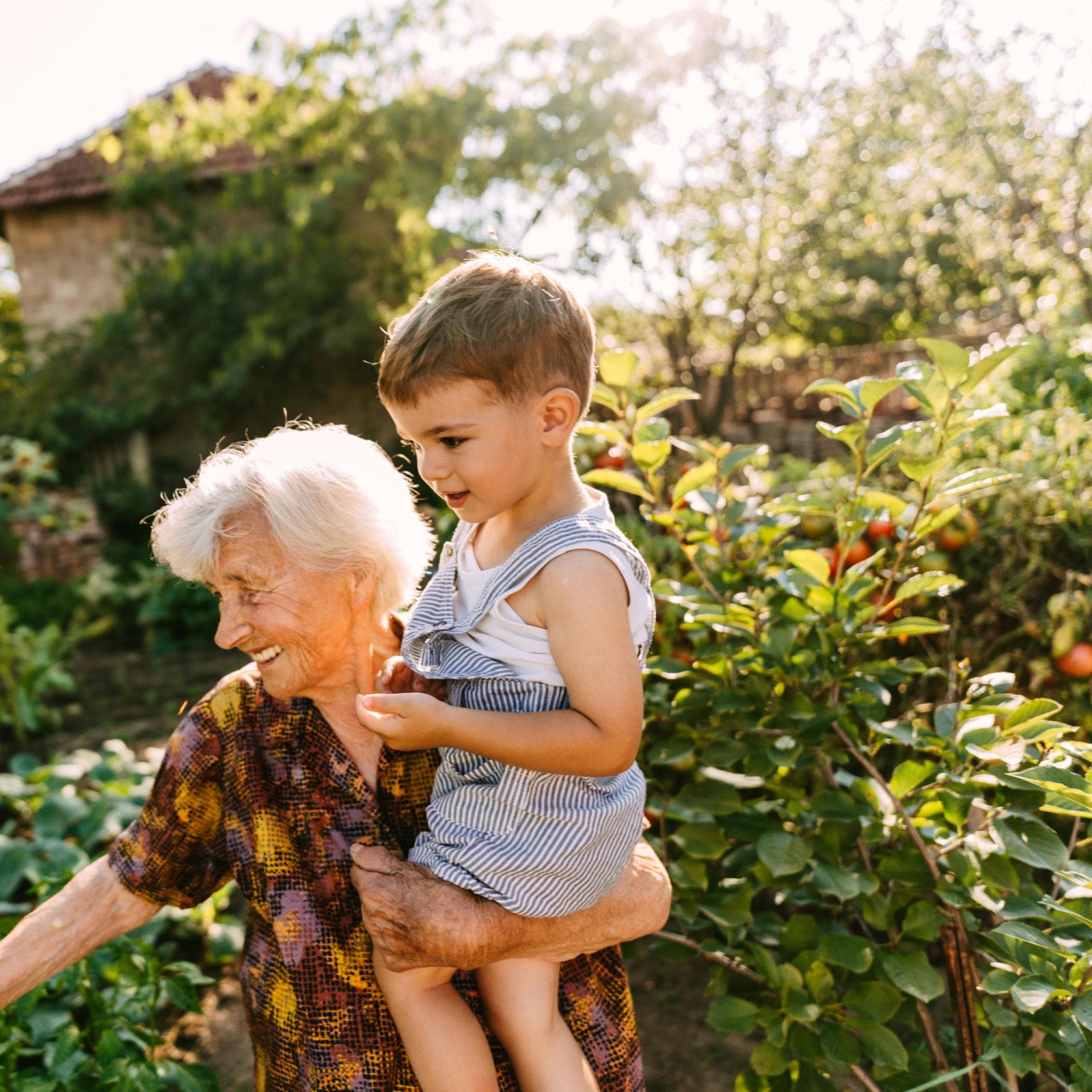 Oma mit Enkel im Garten.