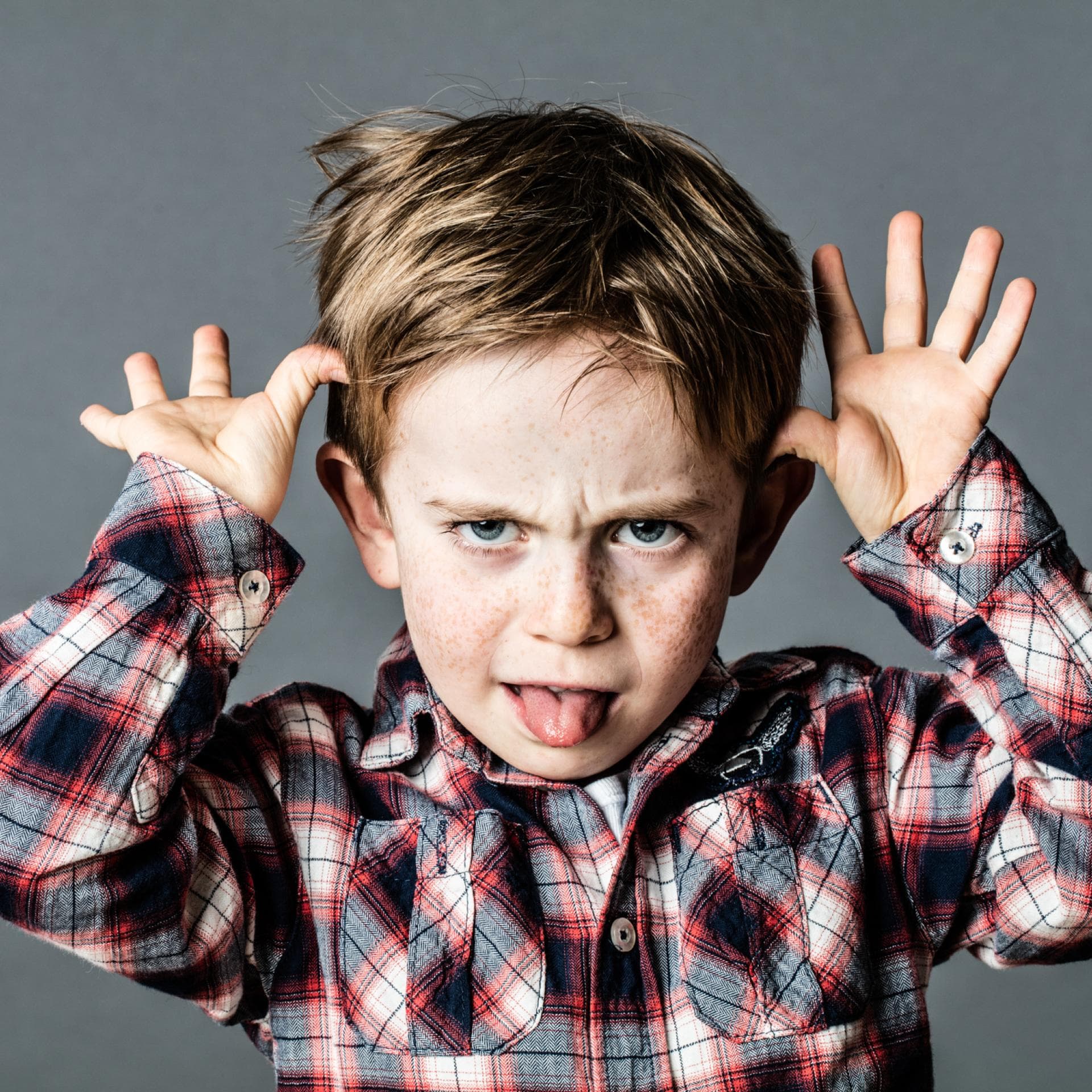 Kleiner Junge zieht Grimassen.