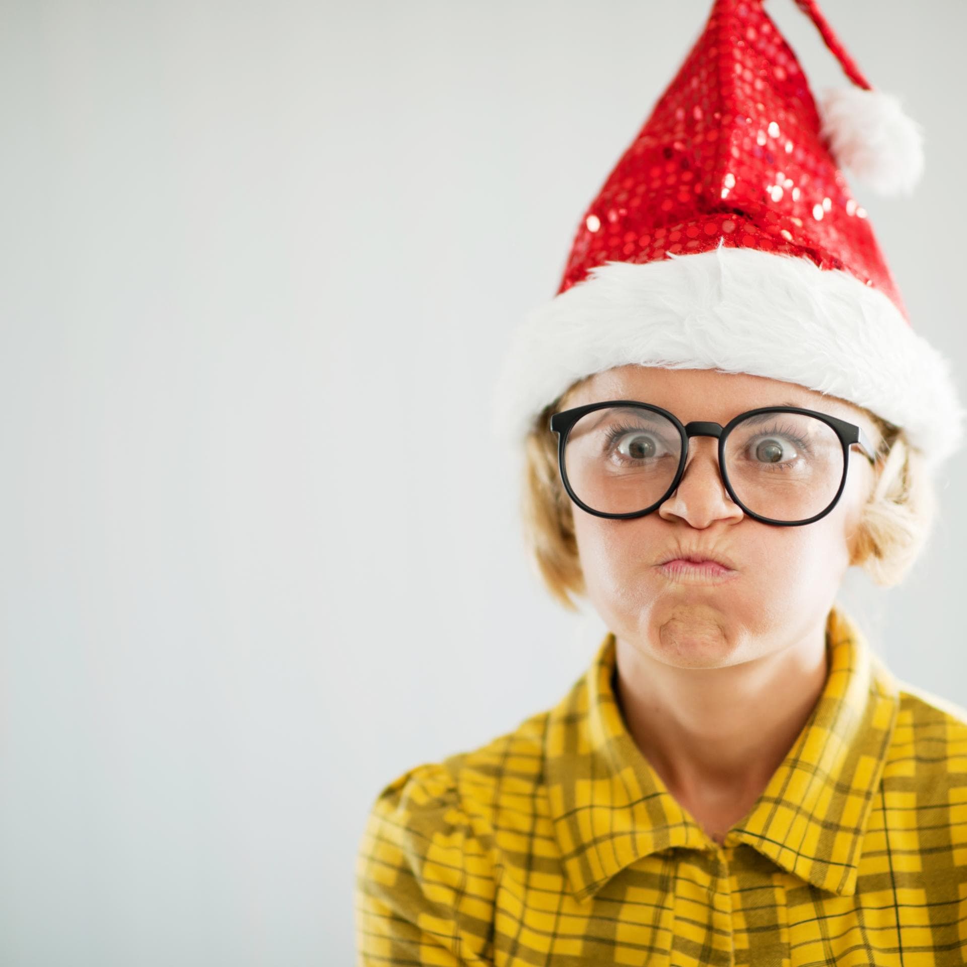 Gestresste Mutter mit Weihnachtsmütze.