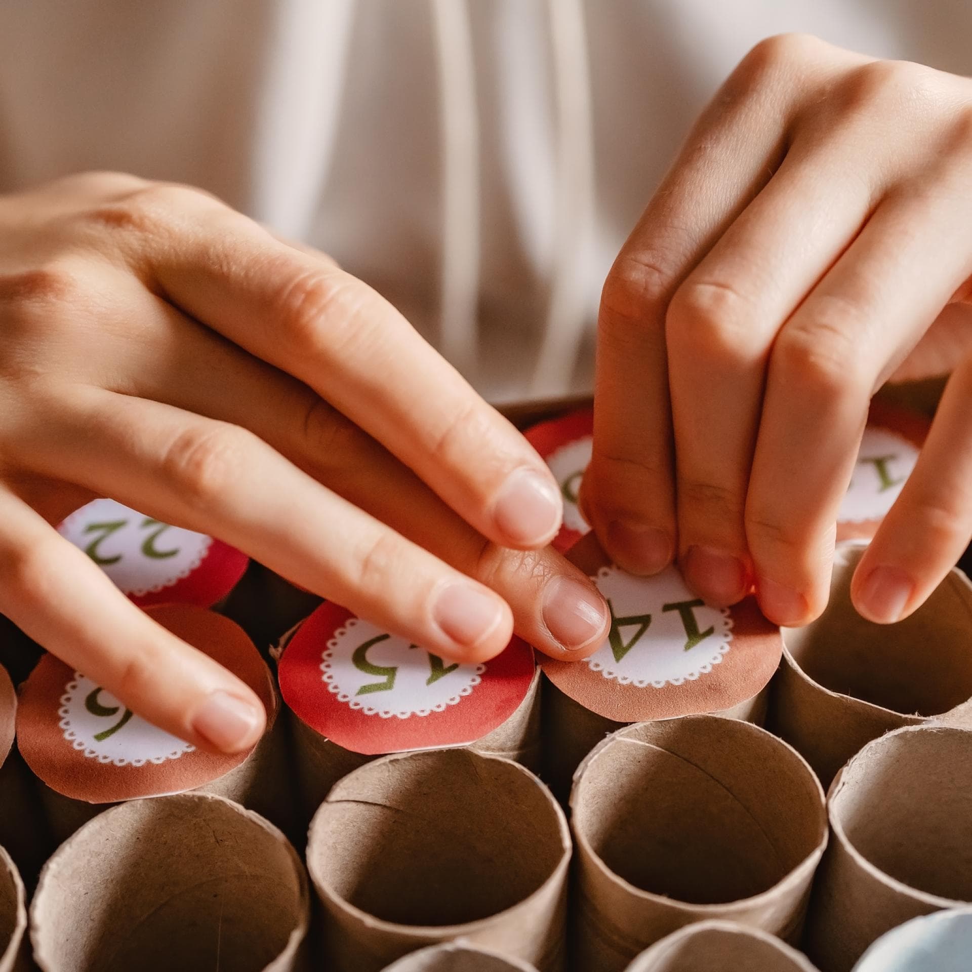 Ein Adventskalender aus leeren Kloppaierrollen