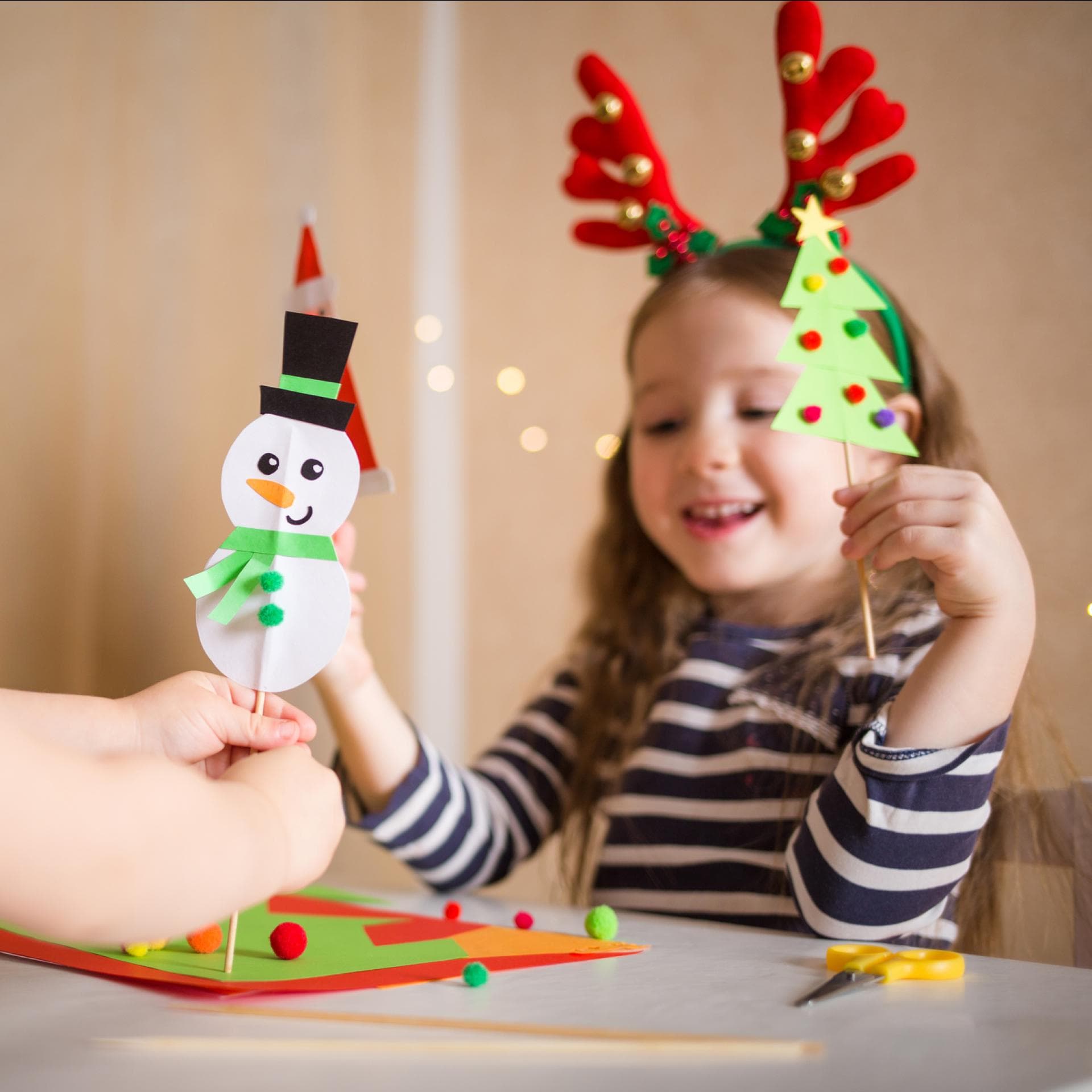 Zwei Kinder basteln Schneemänner