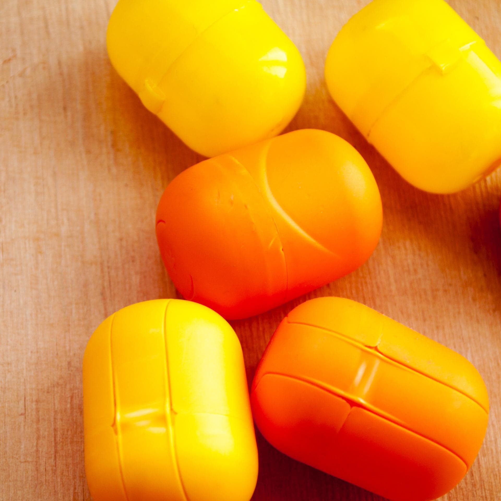 Gelbe Ü-Eier-Kapseln liegen auf dem Tisch.