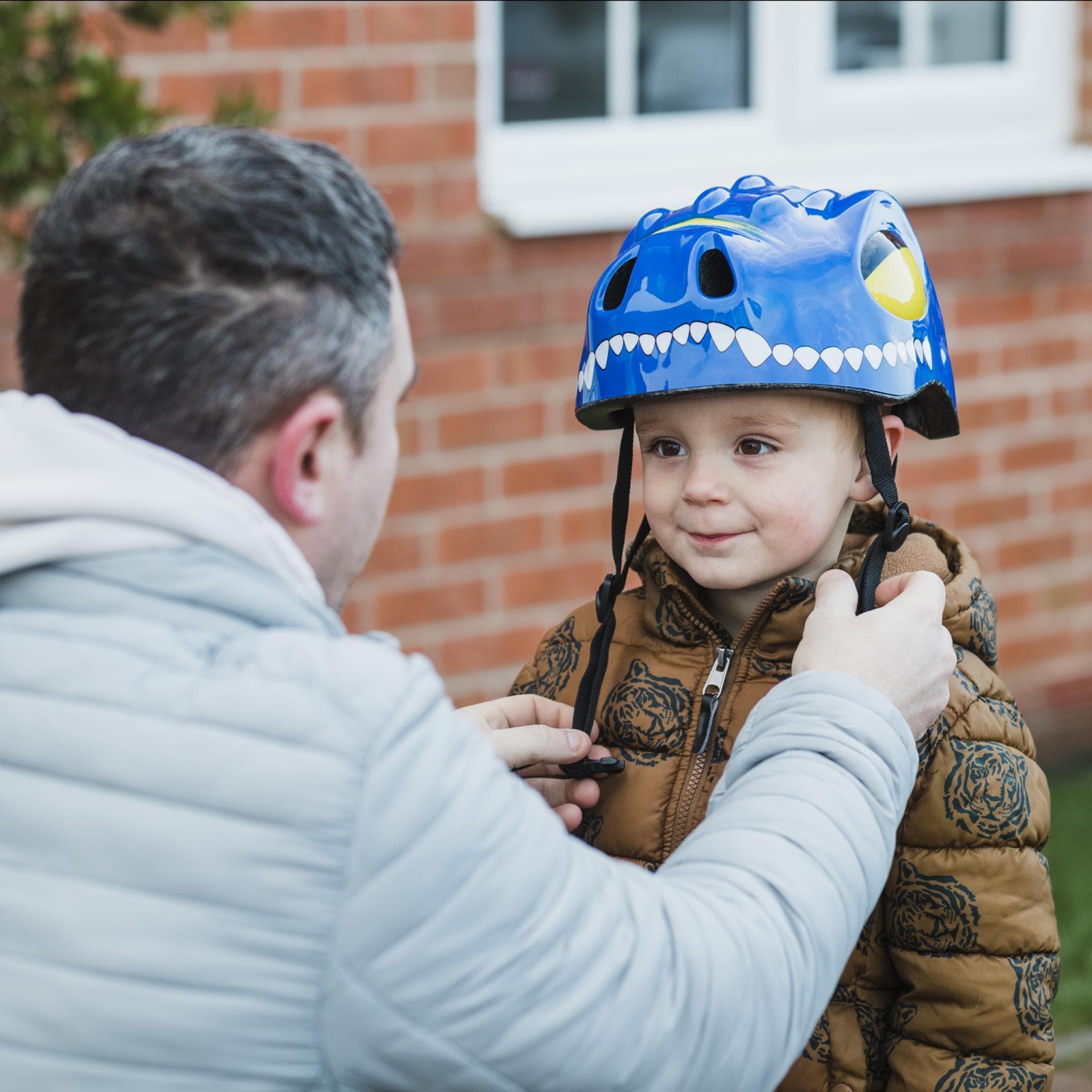 Ein Kind setzt einen Fahrradhelm auf