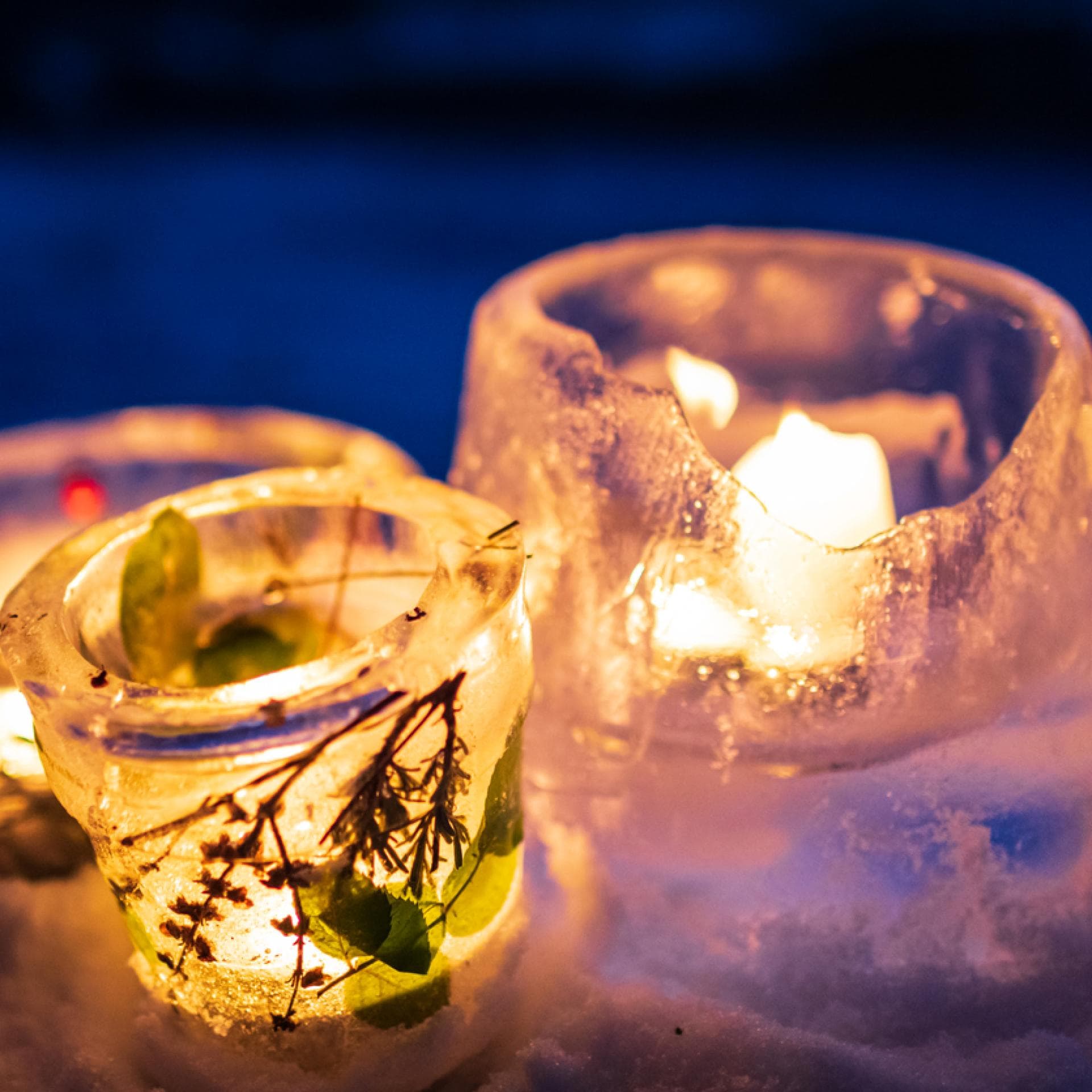 Selbstgemachte Eislaternen im Garten.