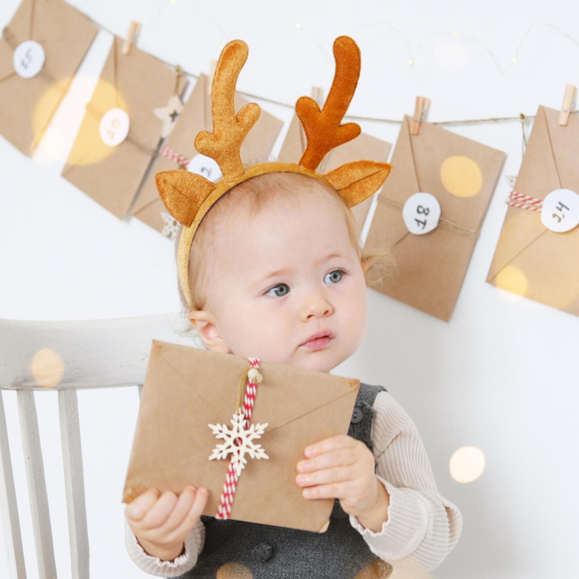 Baby will ein Türchen vom Adventskalender öffnen.
