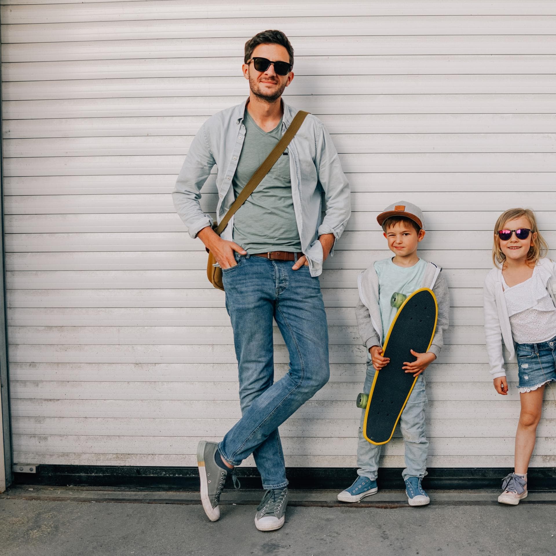 Cooler Vater mit zwei Kindern.