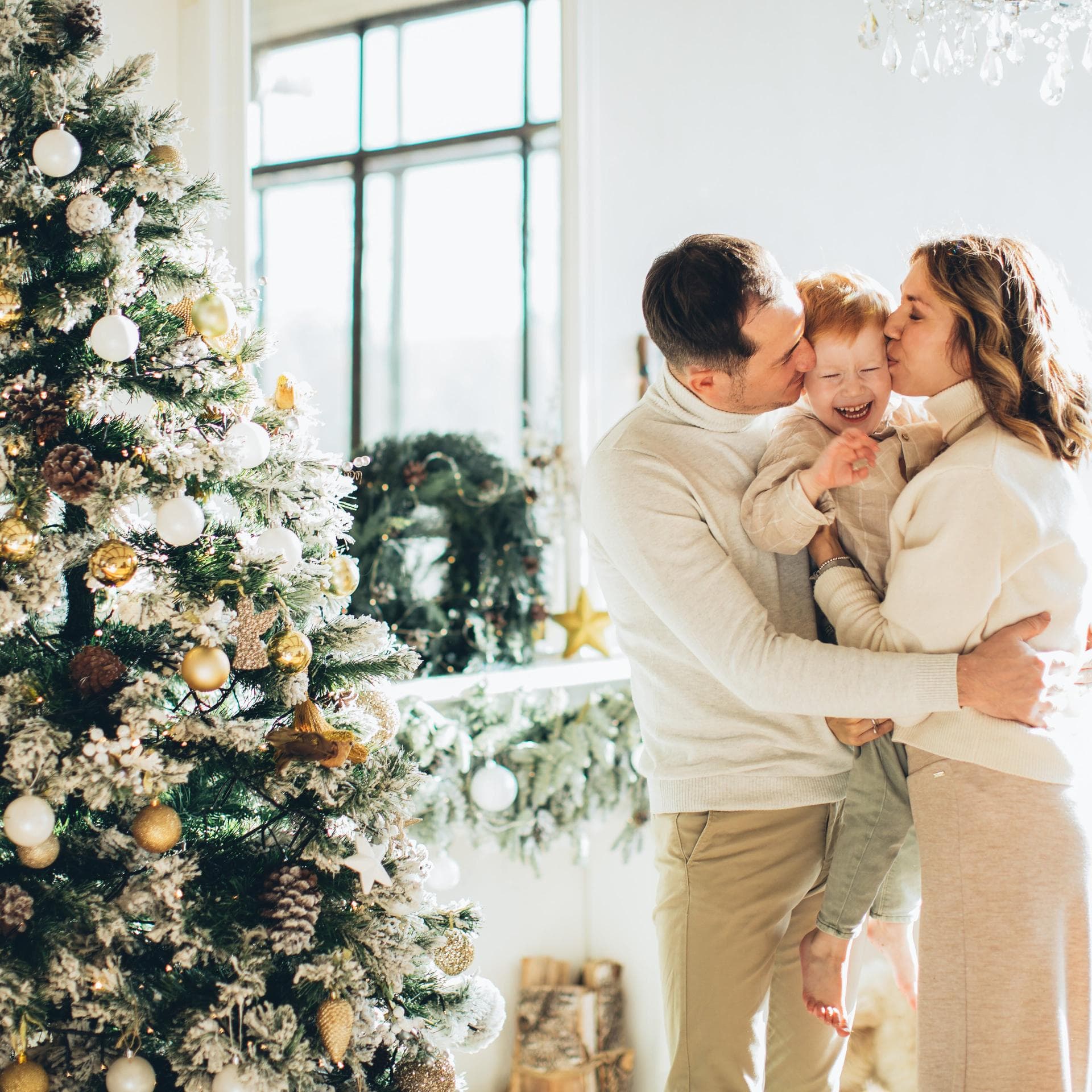 Familie feiert Weihnachten mit Kind