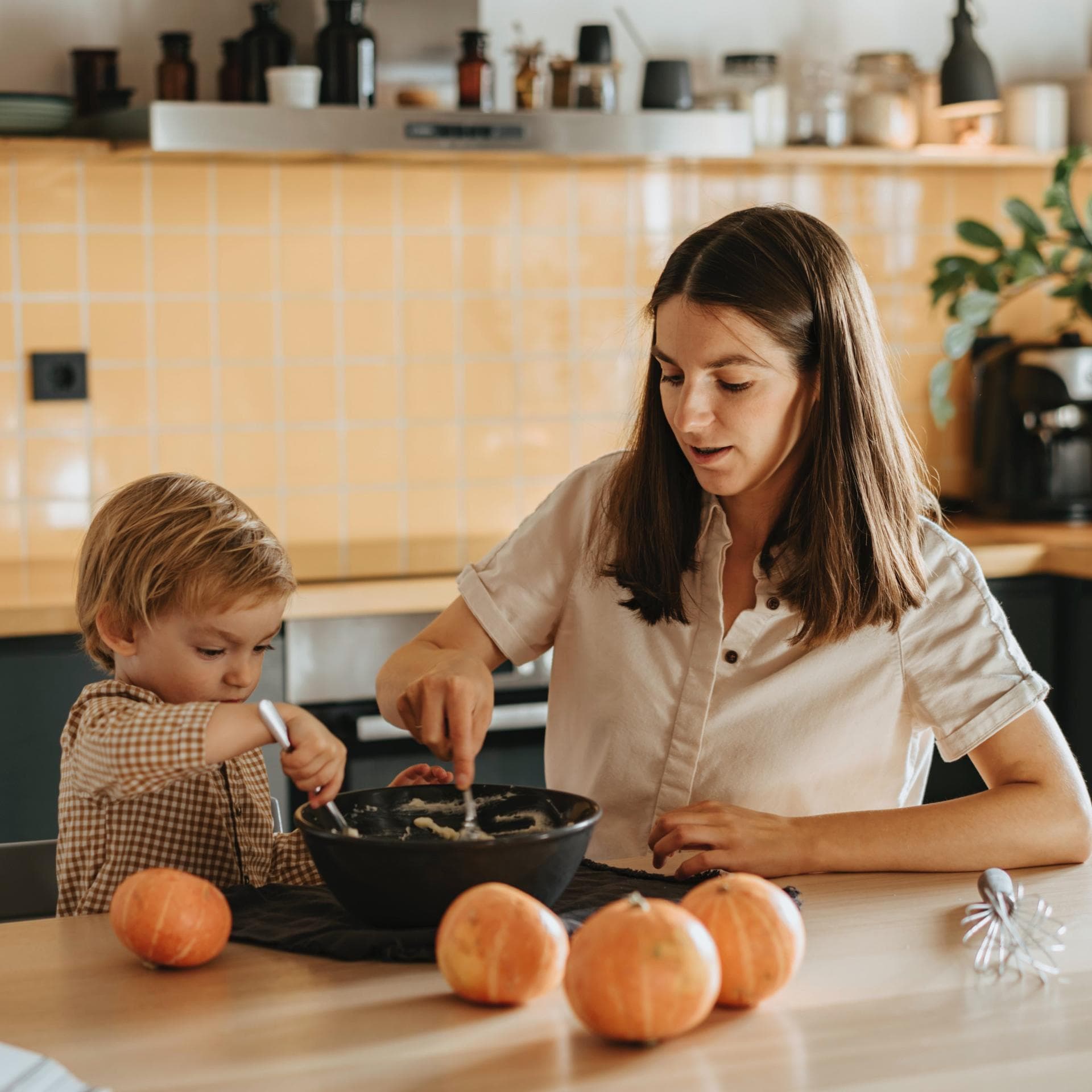 Eine Mama kocht mir ihrem Sohn nach Montessori. 