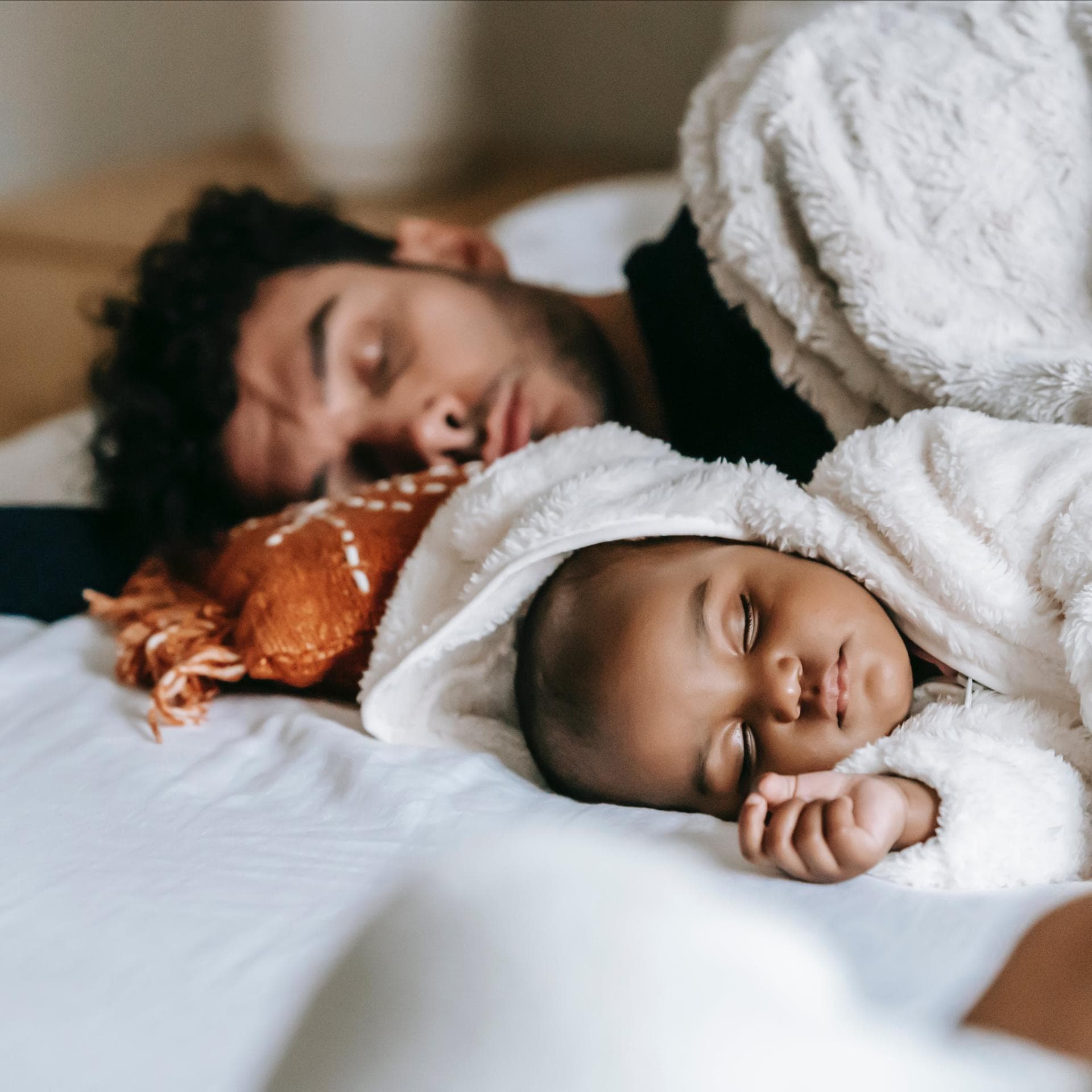 Papa und Baby im Wochenbett