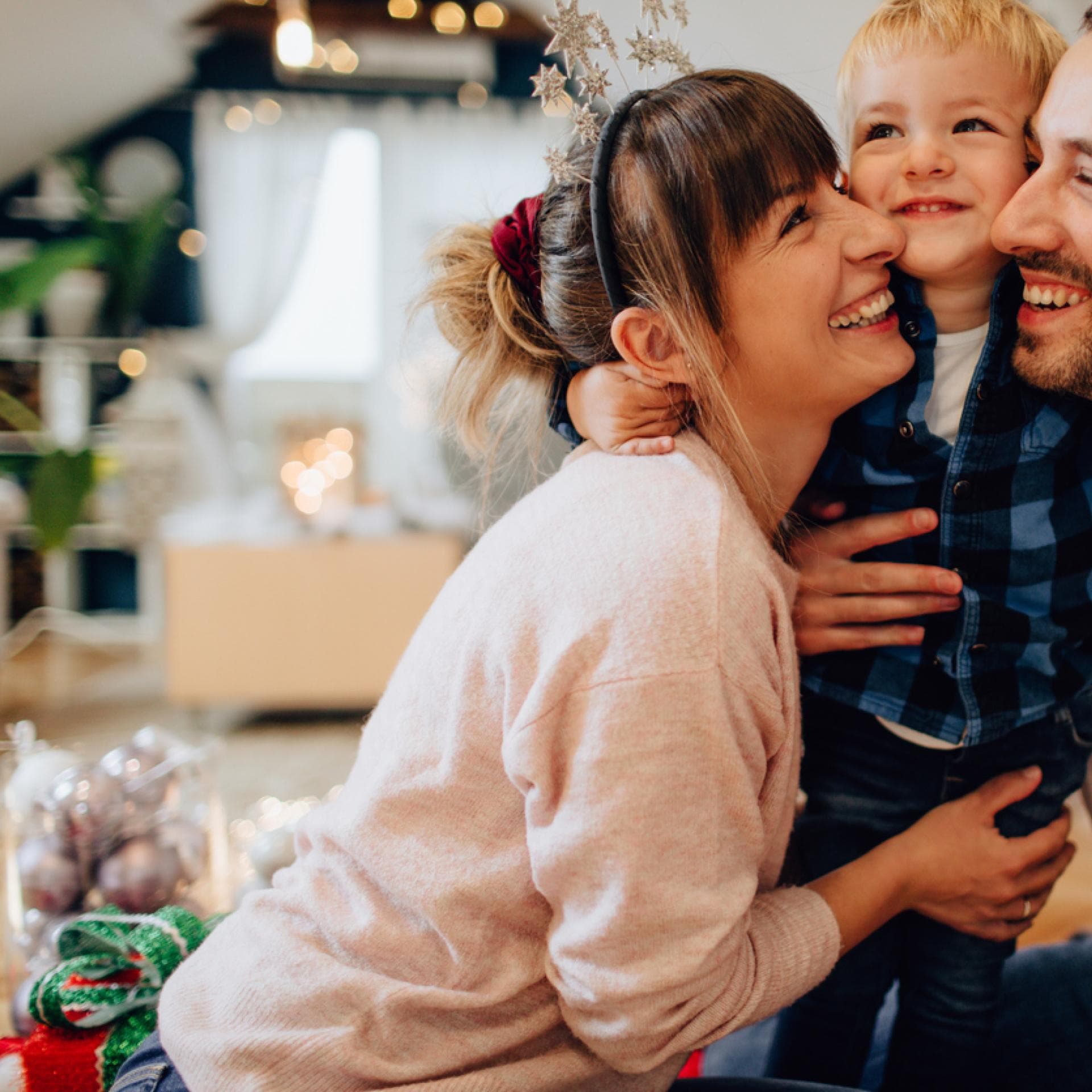 Eltern haben mit ihrem Kind an Weihnachten eine schöne Zeit