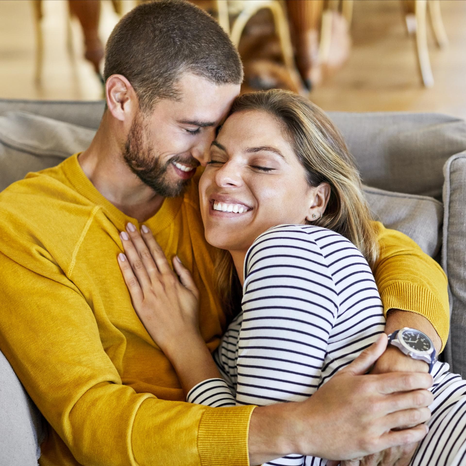 Ein Paar, das auf dem Sofa kuschelt. 