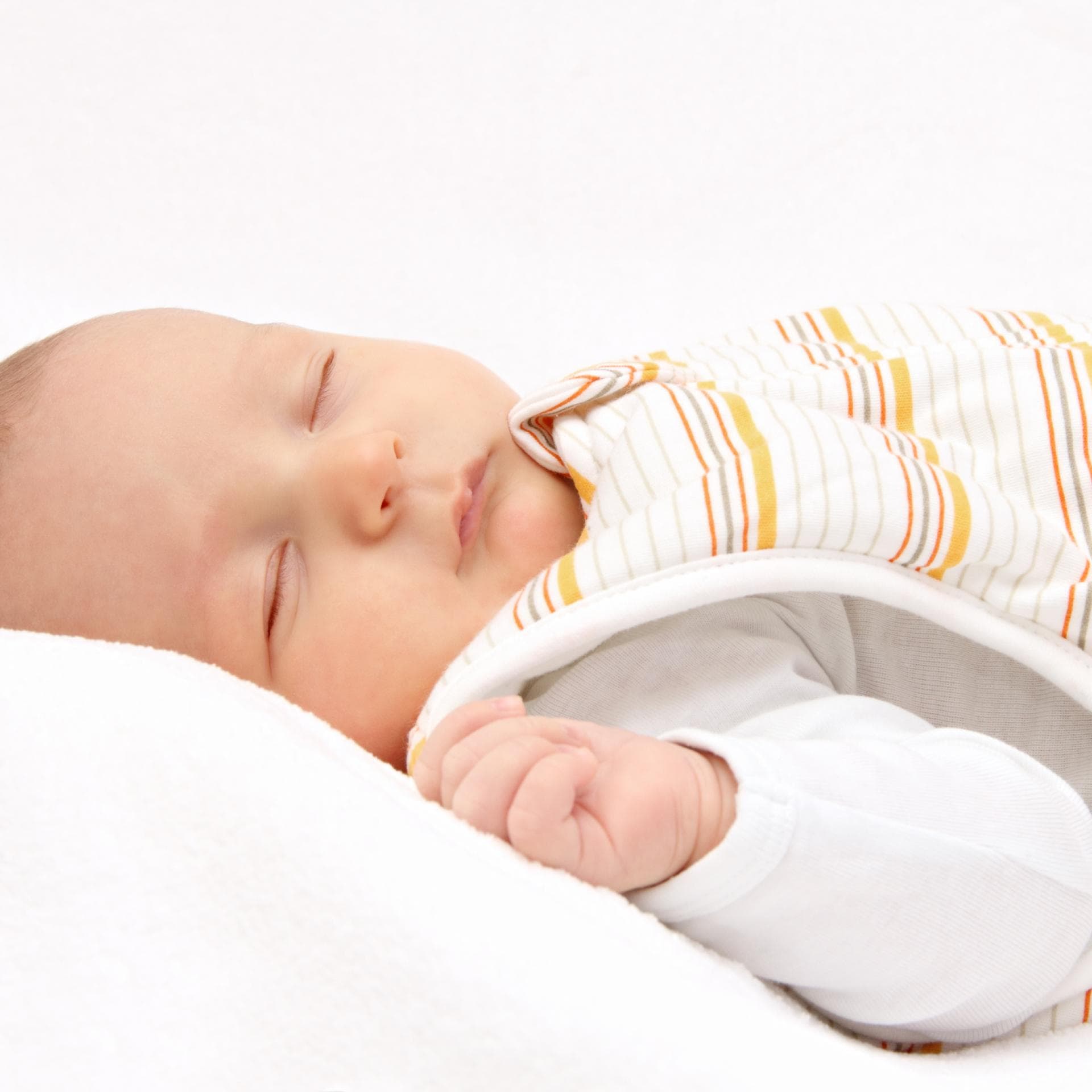 Ein Baby schläft im Winter im Schlafsack. 