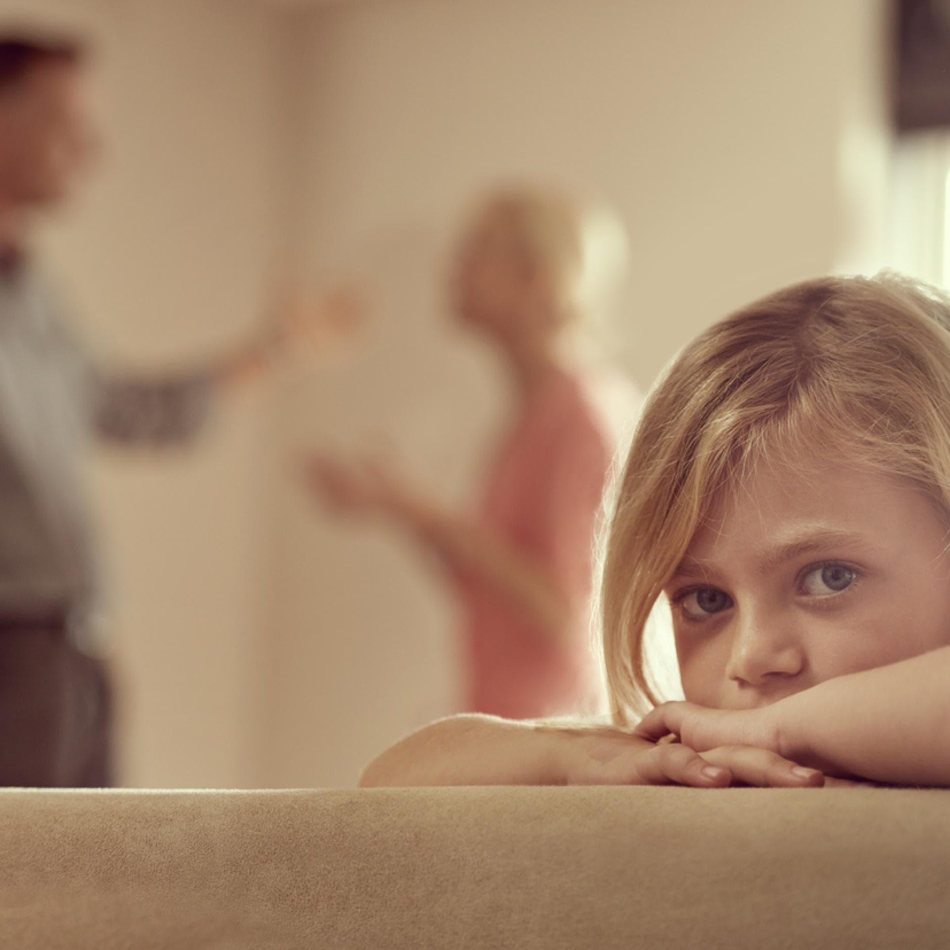 Eltern streiten, Kind ist unglücklich.