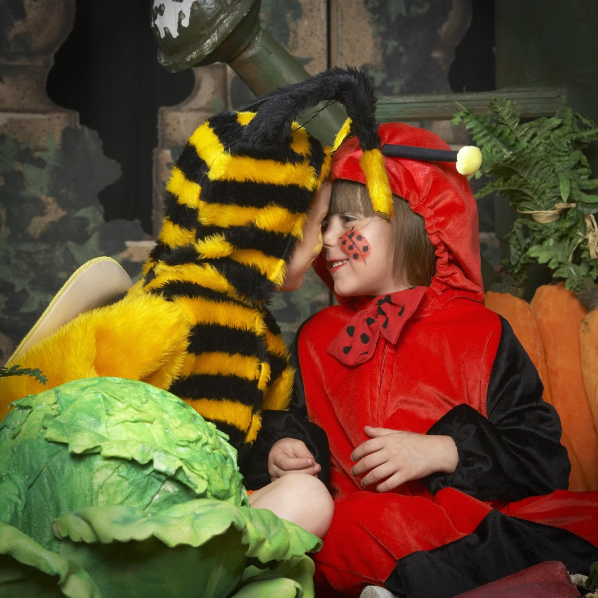 Zwei verkleidete Kinder zu Fasching: Mit Marienkafer-Schminkerei