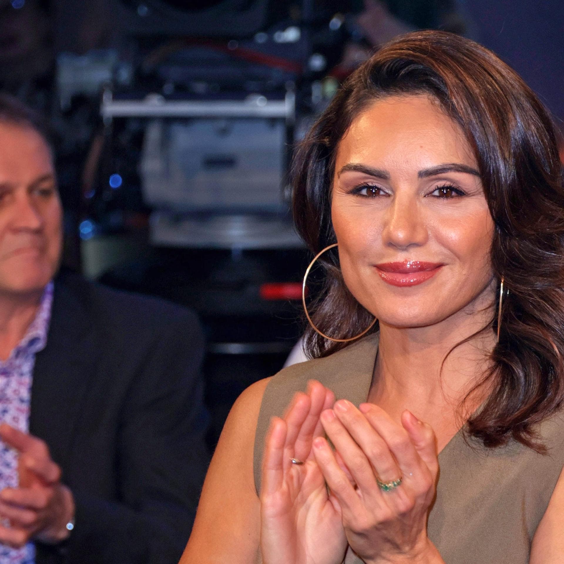 Nazan Eckes klatscht und lächelt in die Kamera.