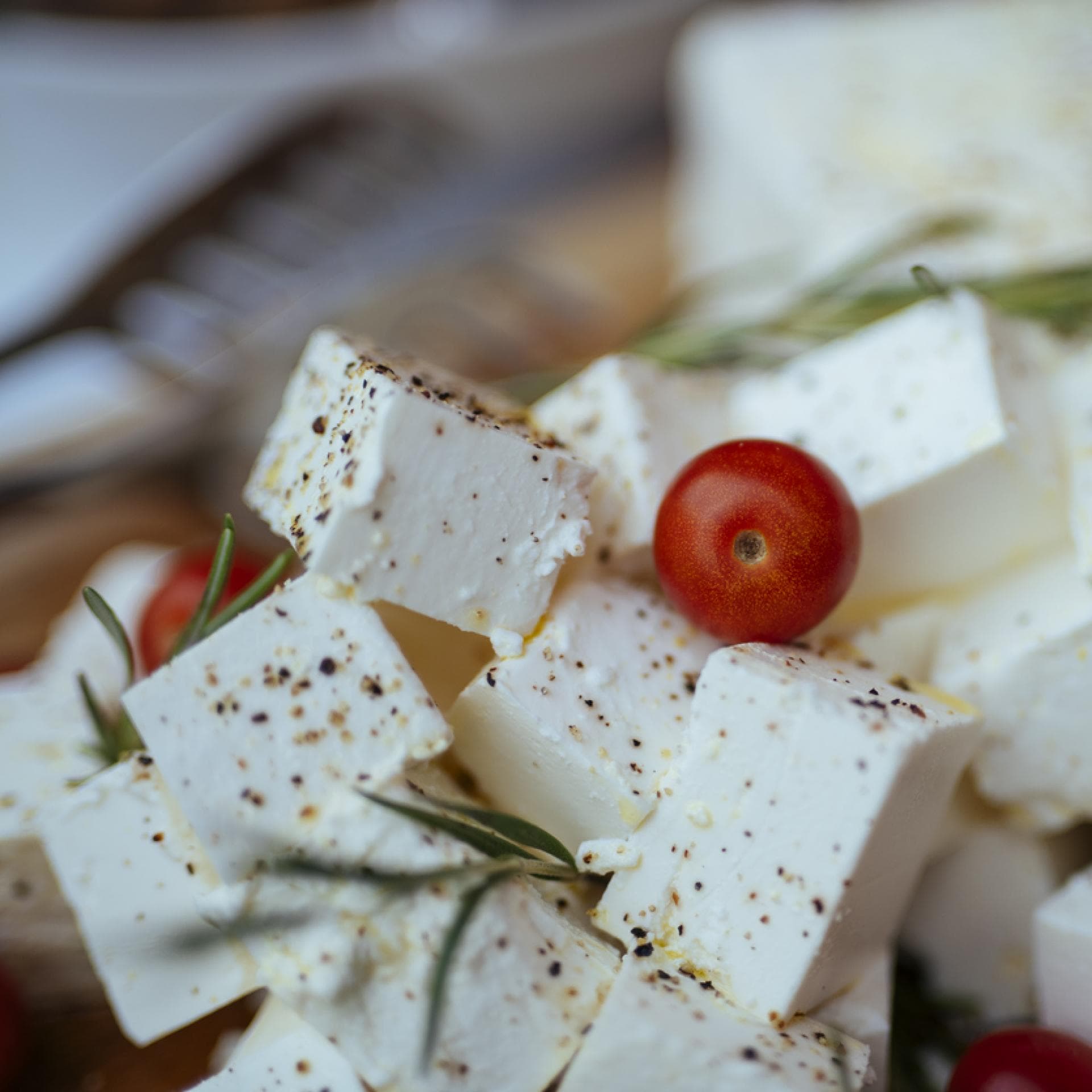Viele Schwangere fragen sich, ob Feta in der Schwangerschaft erlaubt ist.