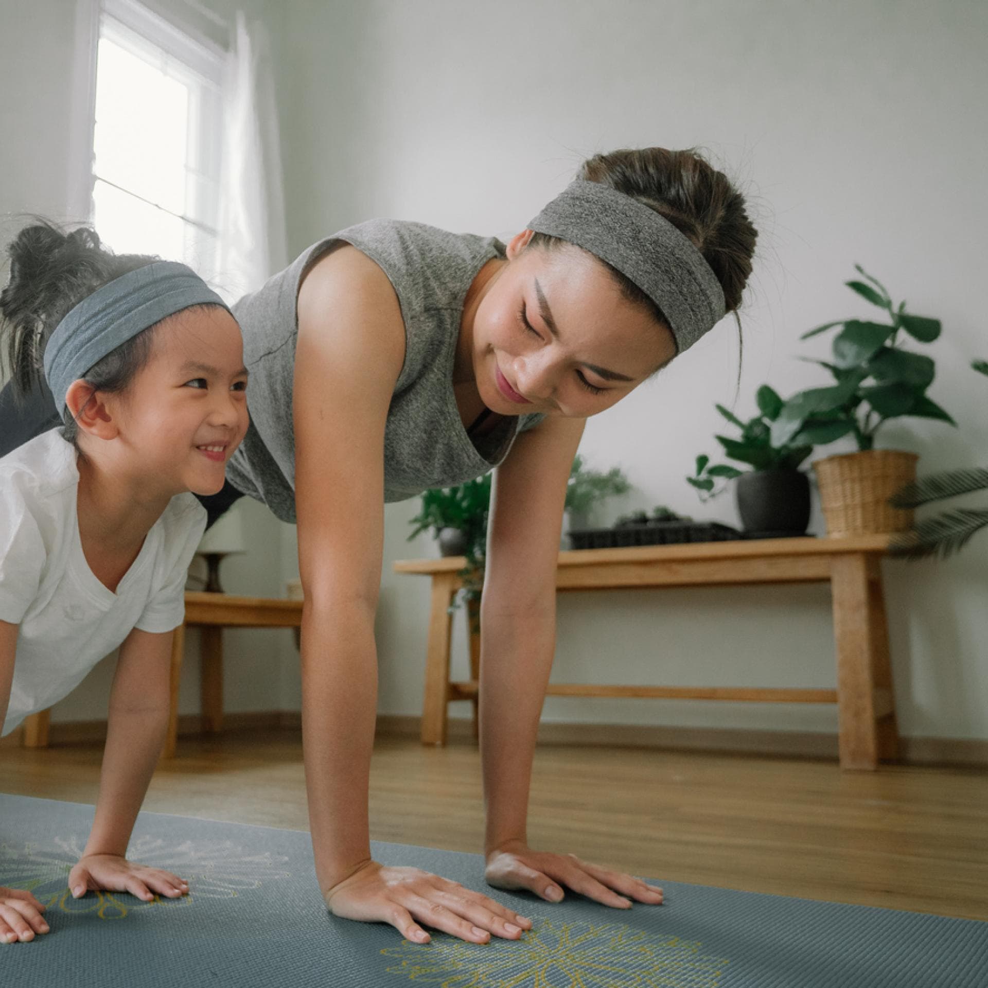 Mutter und Tochter beim Yoga.