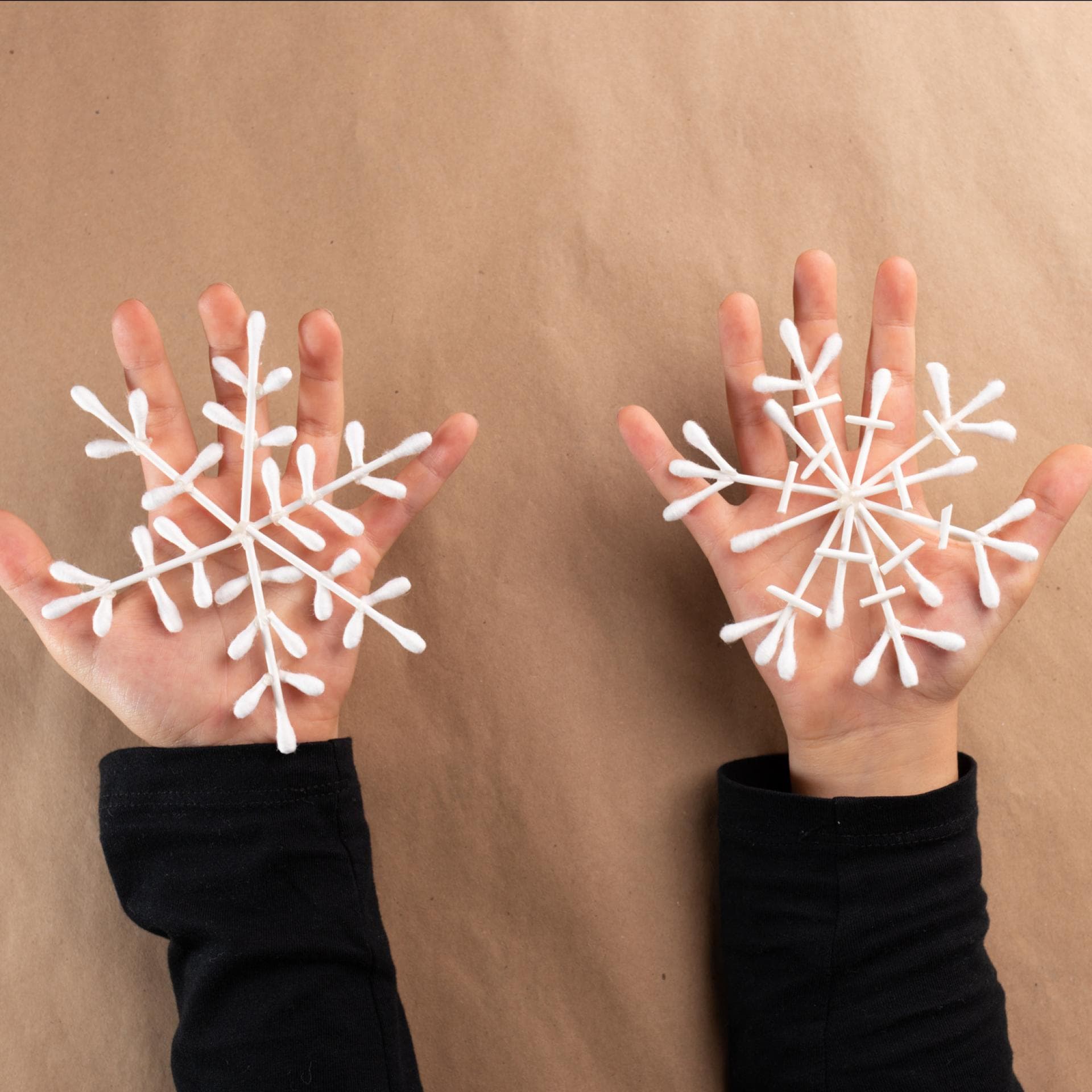 Schneeflocken aus Wattestäbchen