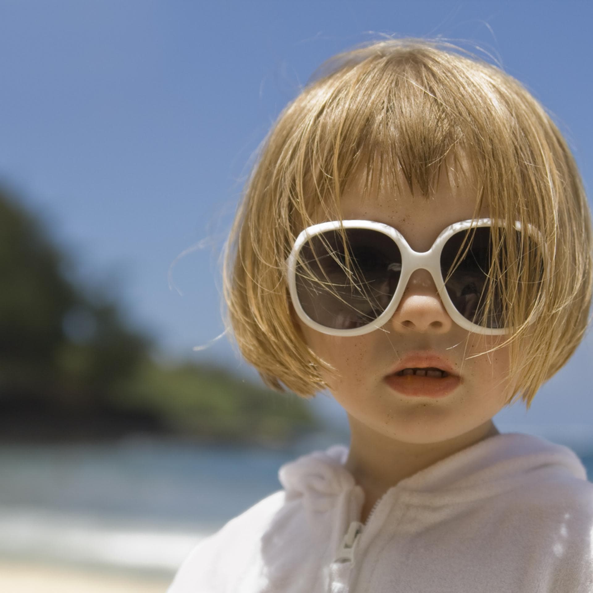 Mädchen mit Kurzhaarfrisur und Sonnenbrille