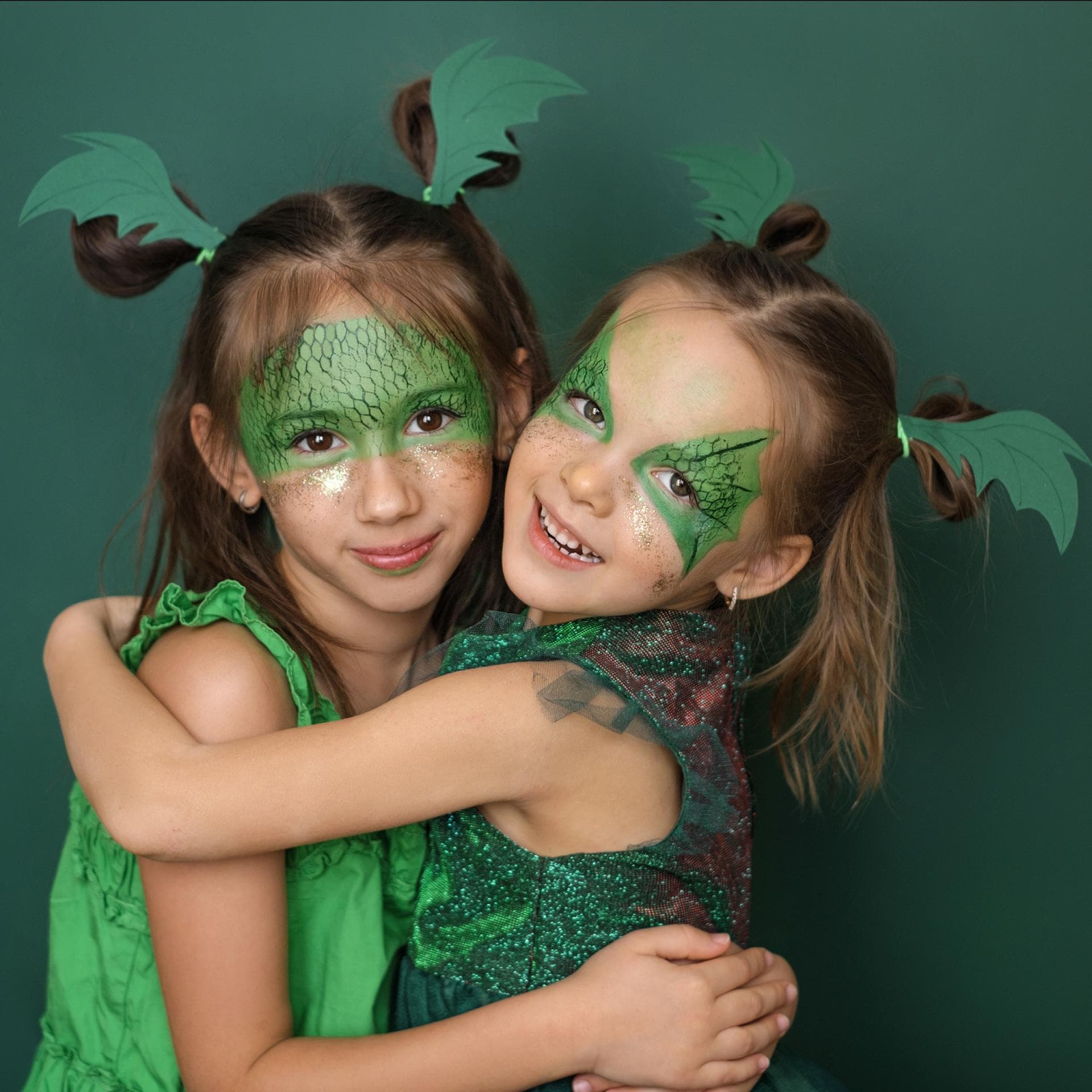 Mädchen, die als Drachen geschminkt sind.