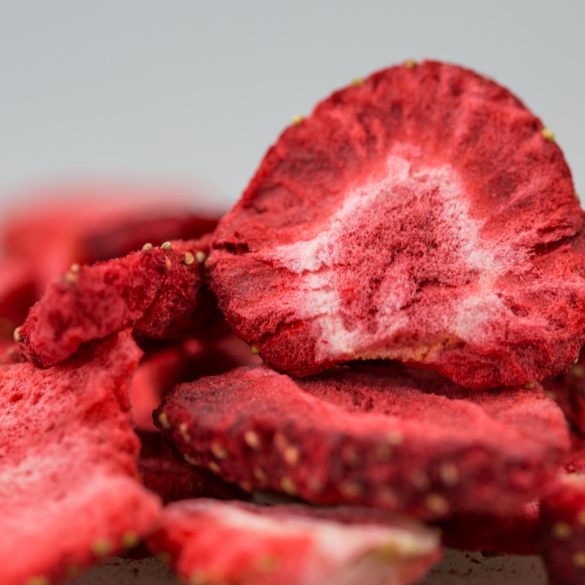 Nahaufnahme von gefriergetrockneten Erdbeeren 