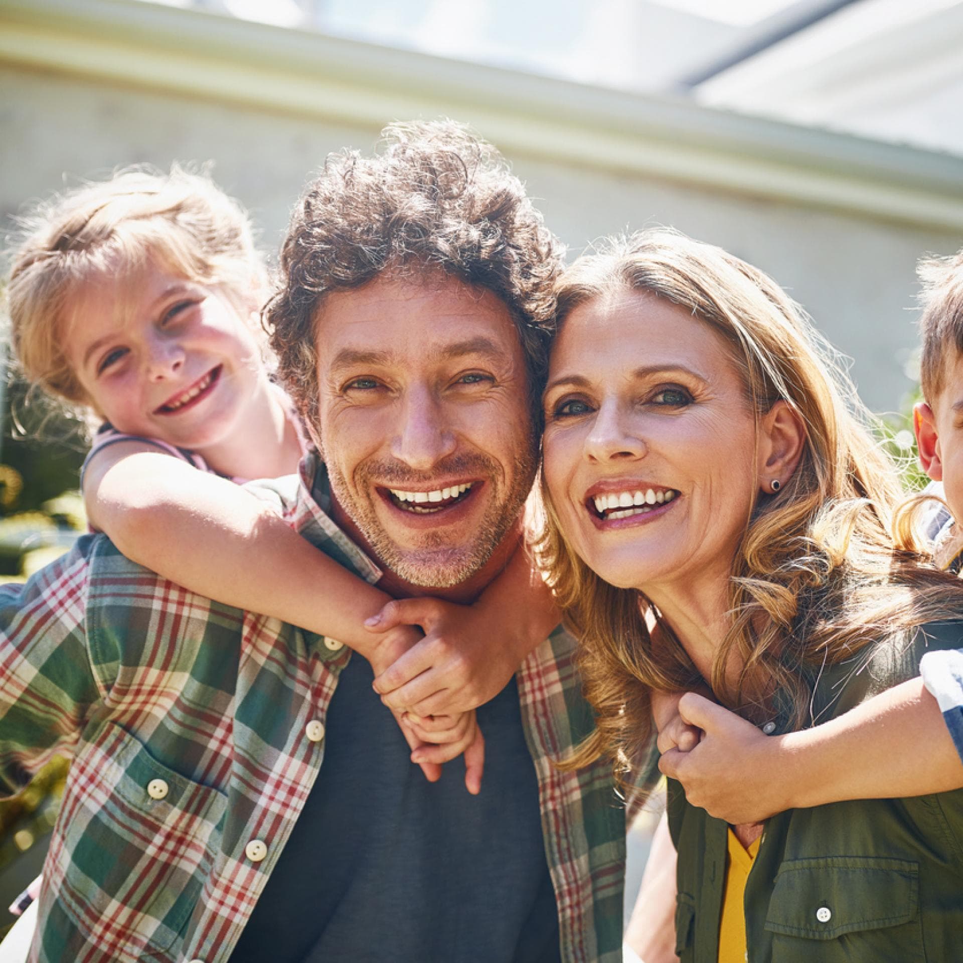 Glückliche Familie: Mama, Papa, Tocher und Sohn.