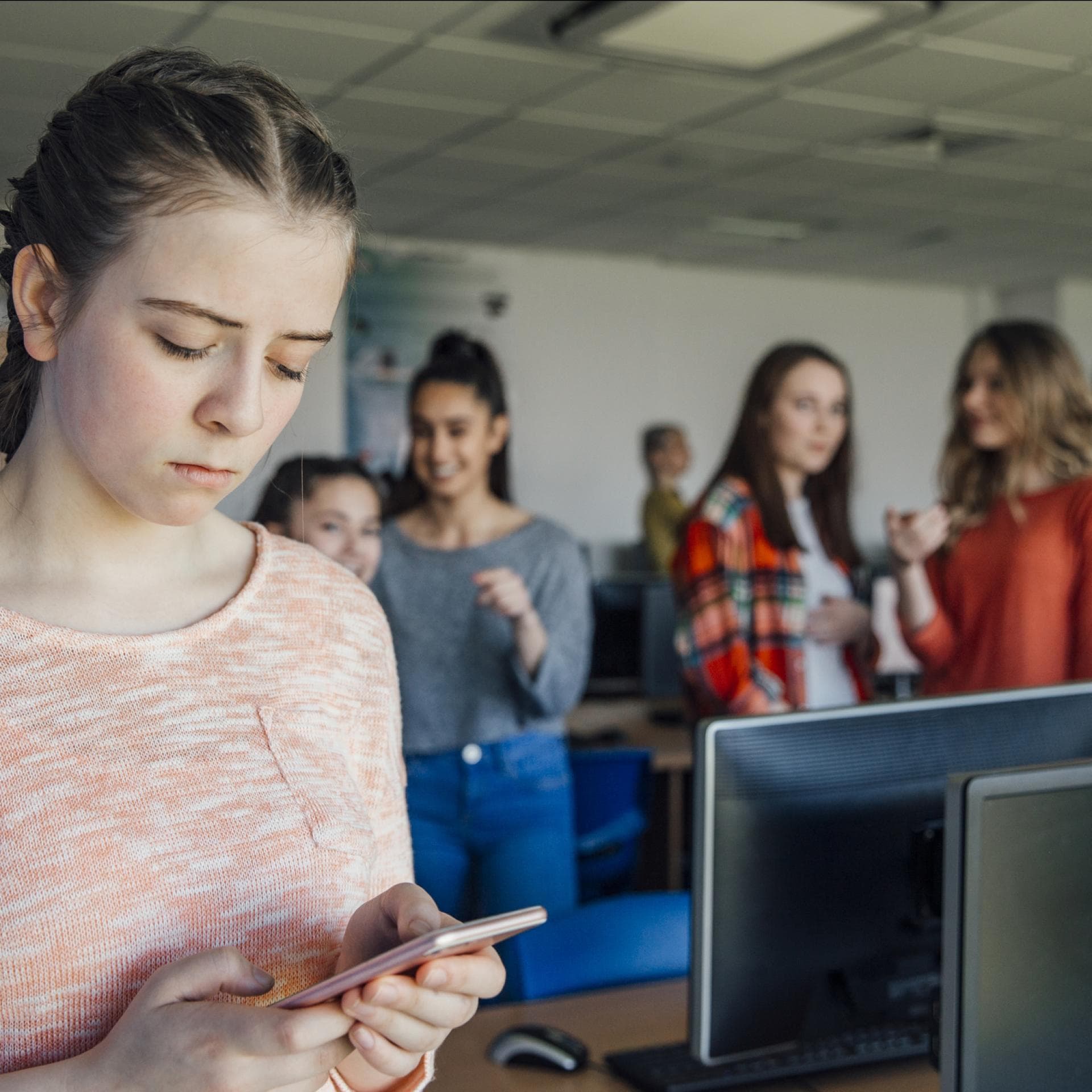 Mädchen wird über das Handy gemobbt.
