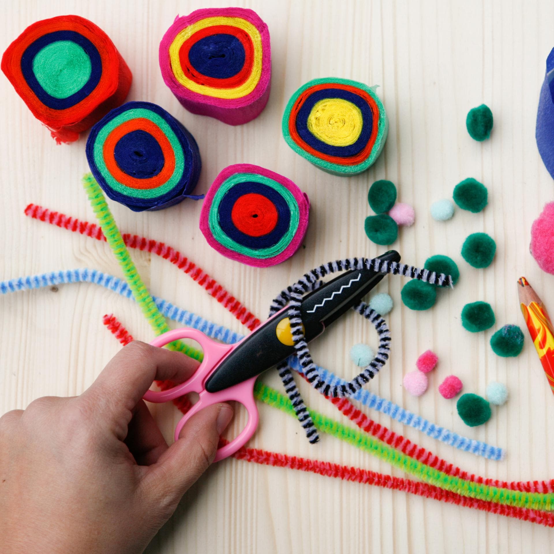 Basteln mit Pfeifenreinigern.