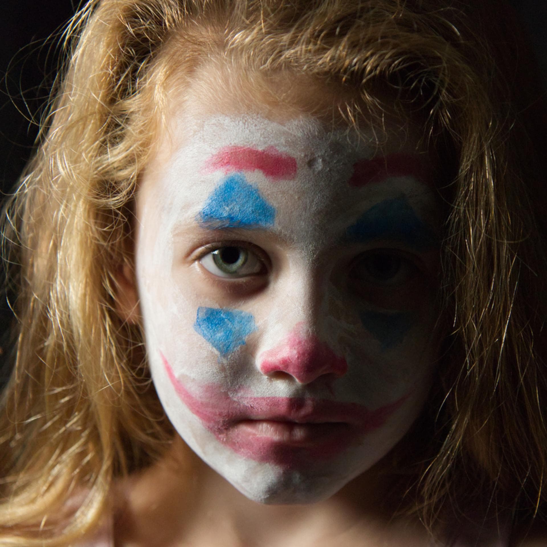 Unglückliches Mädchen in Clownskostüm: Nicht alle Kinder lieben Fasching.