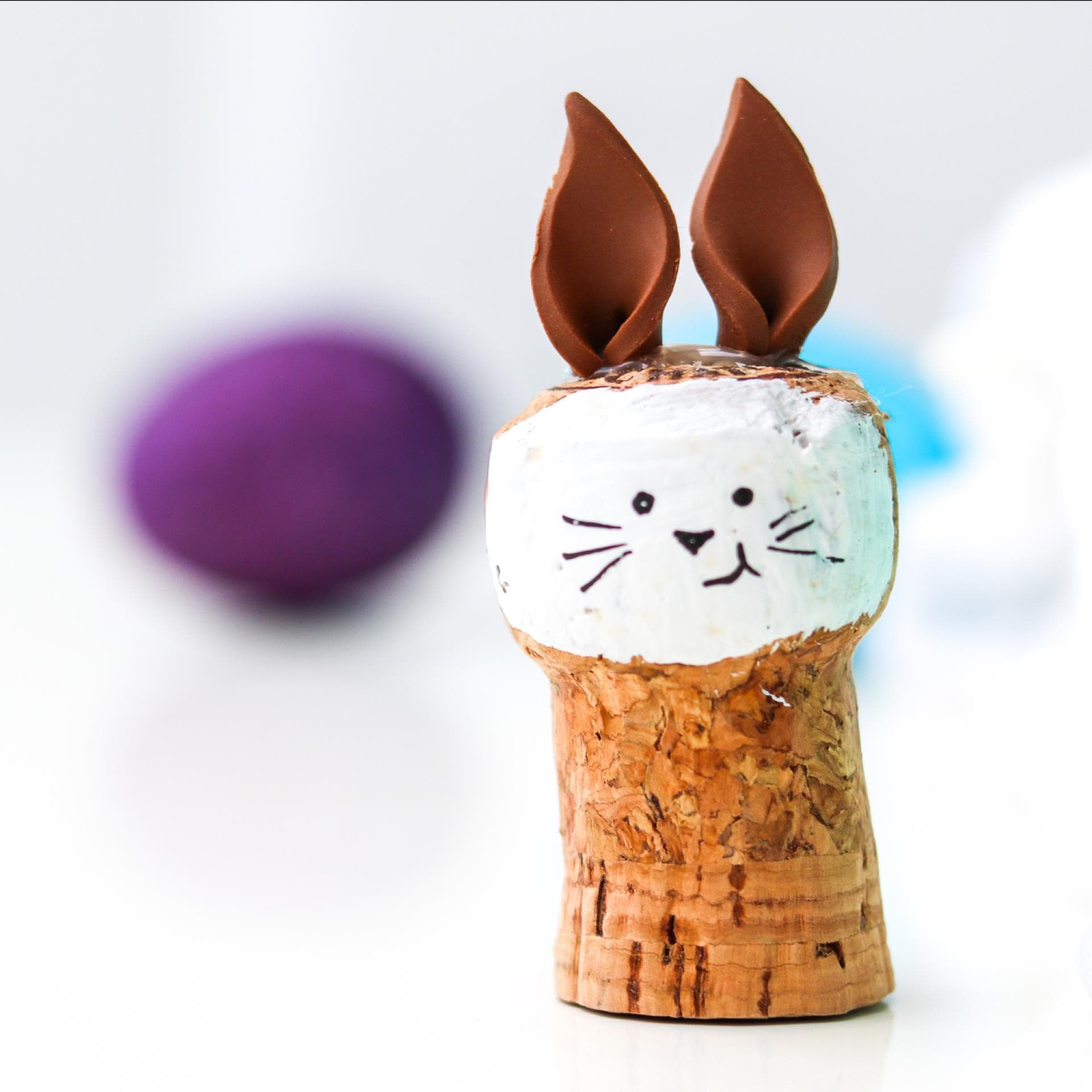 Ein als Hase bemalter Korken