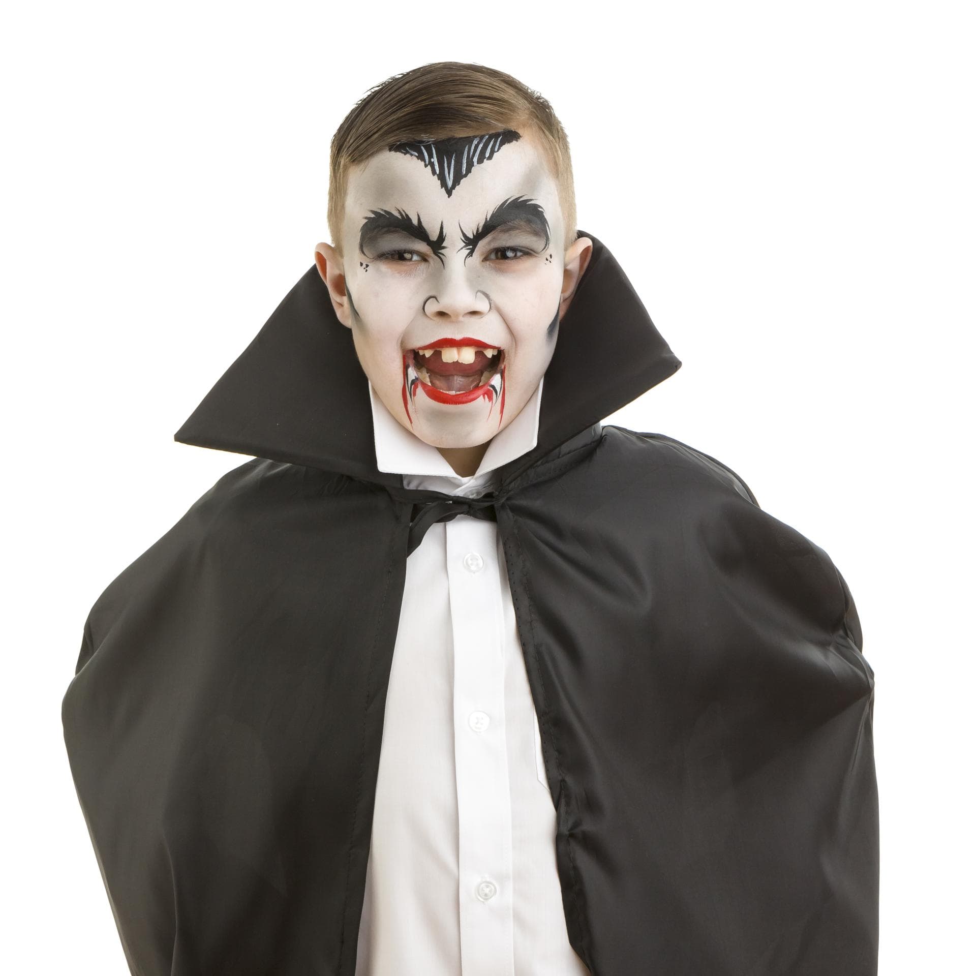 Ein Junge, der als Vampir verkleidet ist