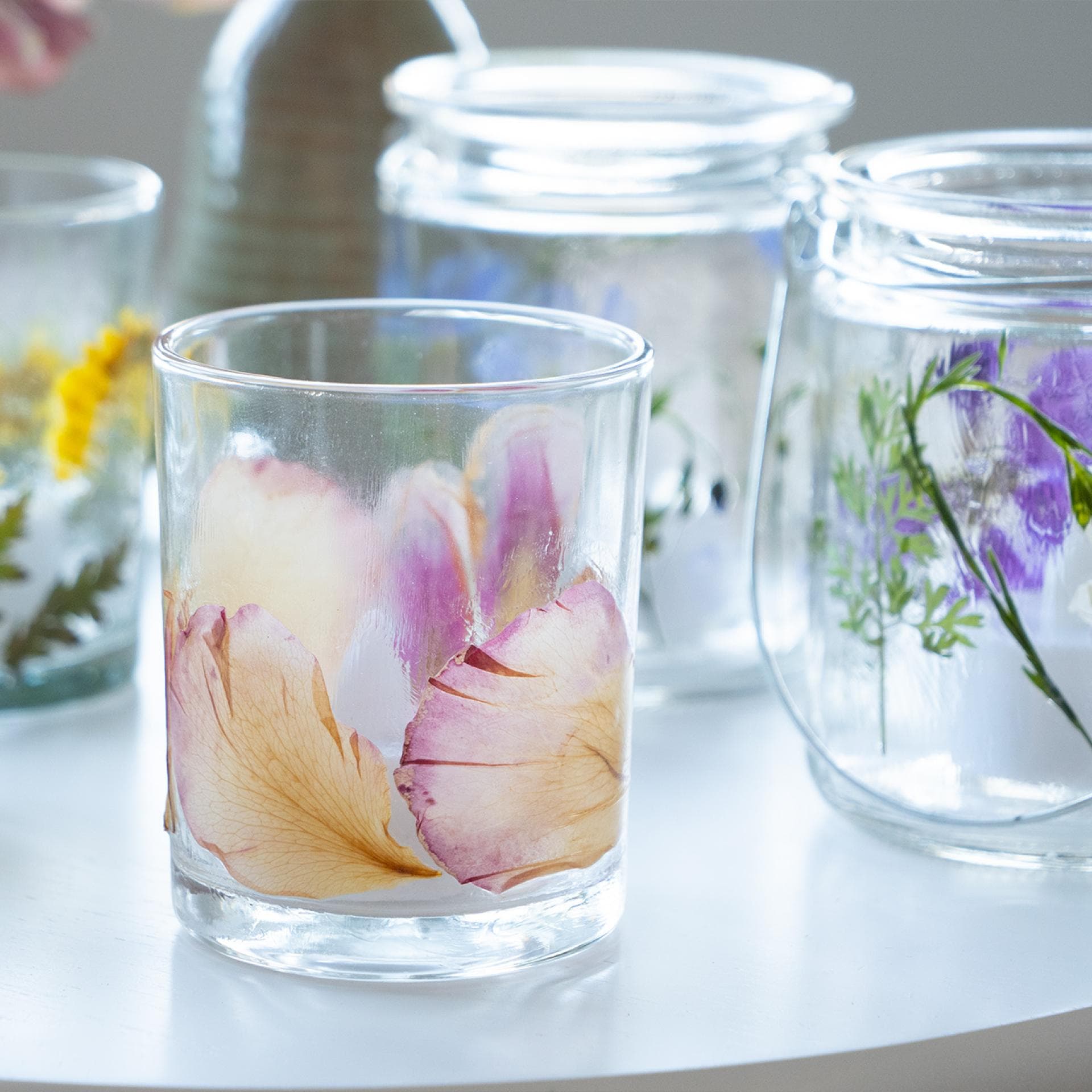 Windlichter aus gepressten Blüten: ein mega Trend, der nicht schwer nachzumachen ist.