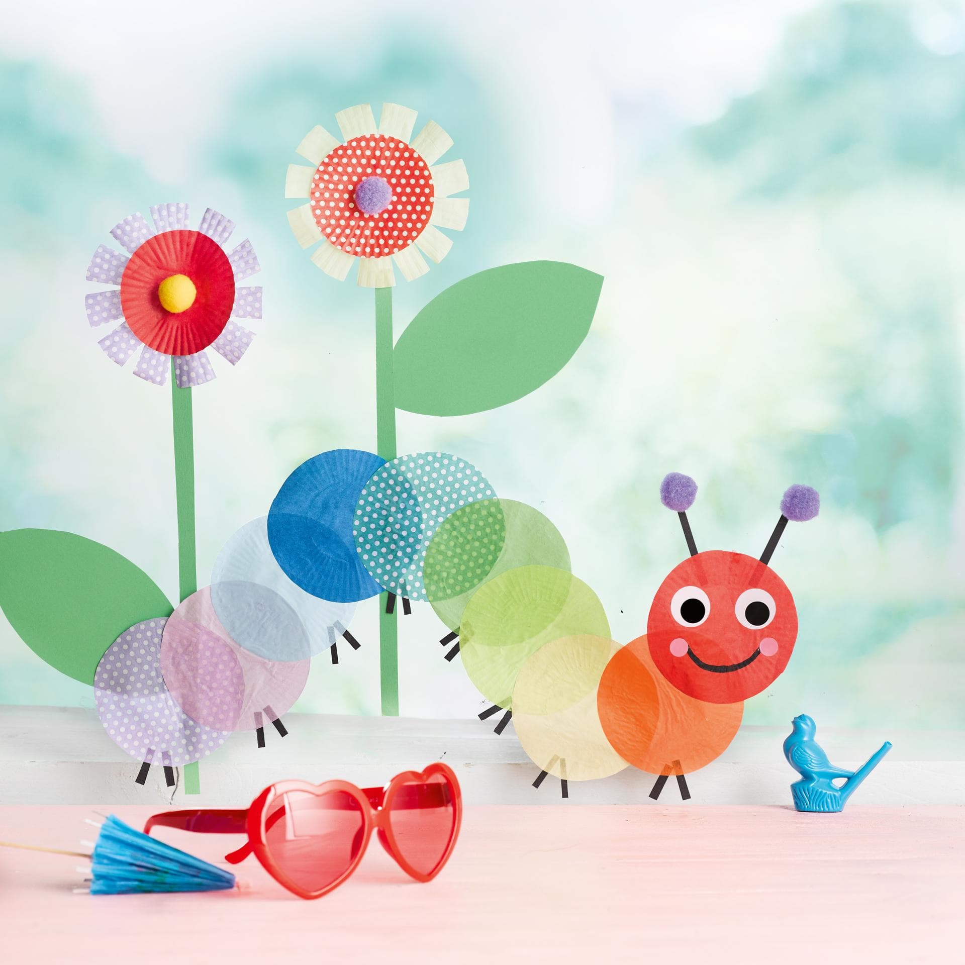 Bunte Raupe als Fensterbild.