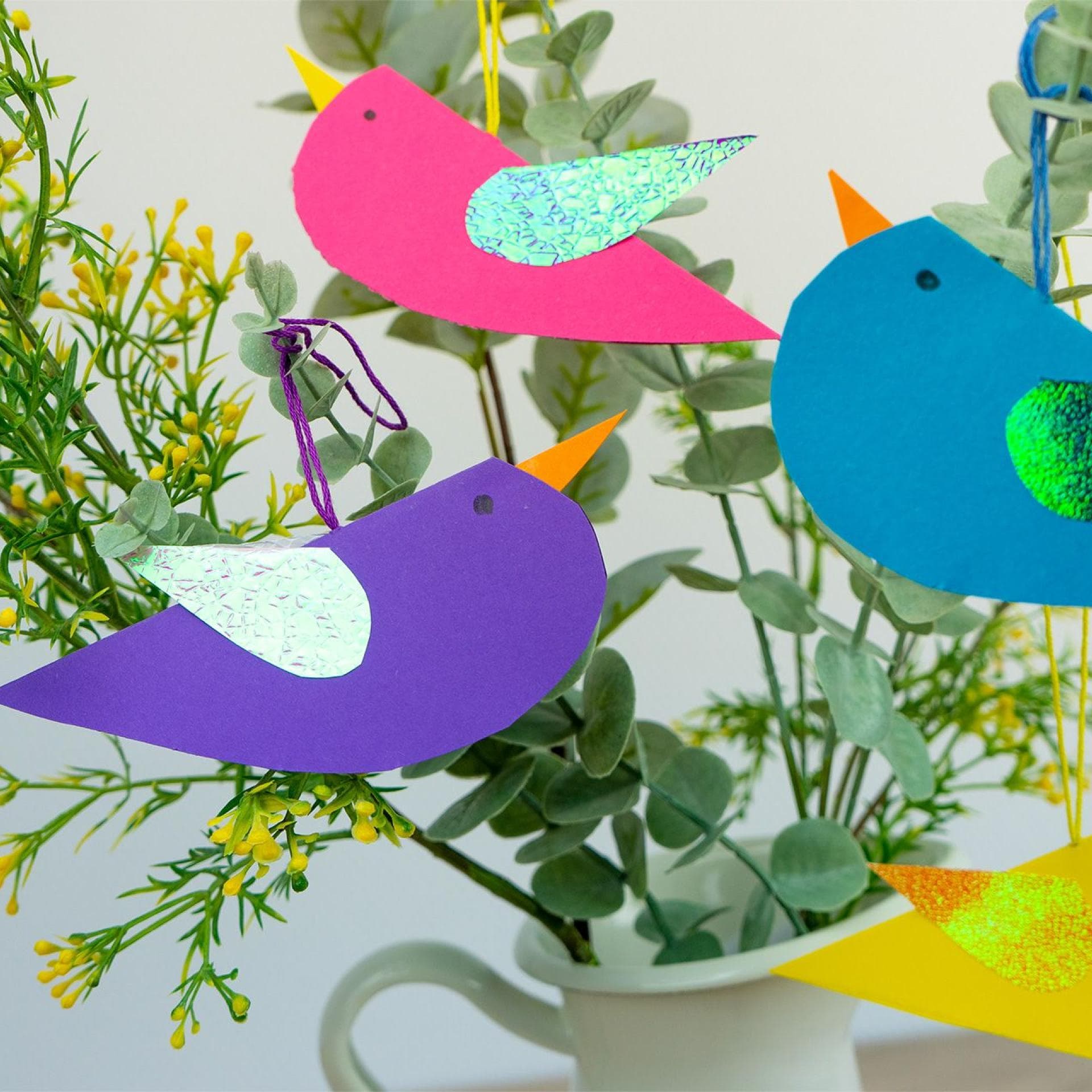 Bastelei für den Frühling: der Herz-Vogel aus Pappe