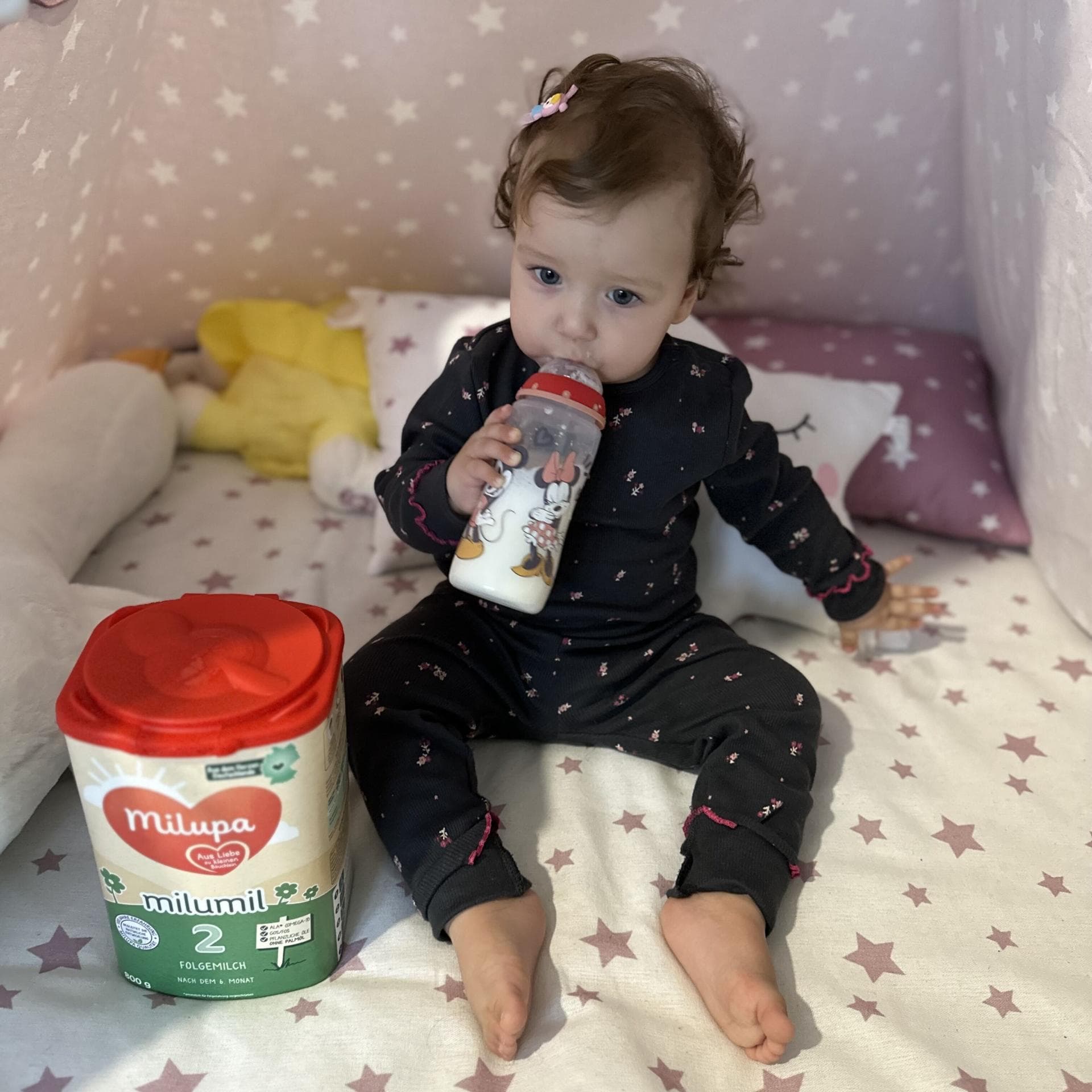 Mama Viiktoria testet mit ihrer Tochter die "Milumil Folgemilch 2" von Milupa.