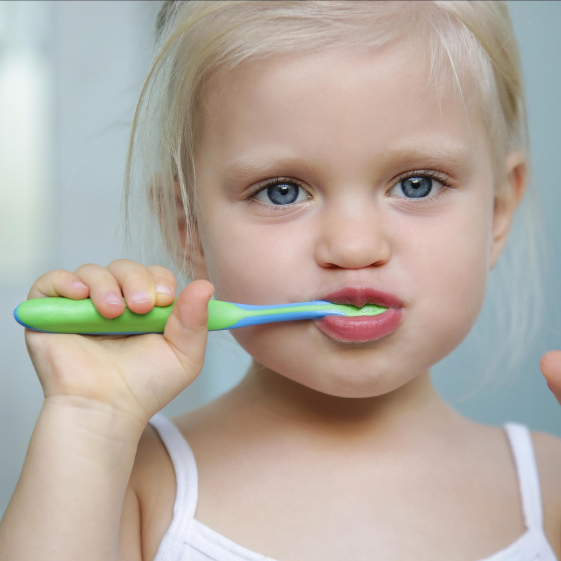 Ein kleines Mädchen putzt Zähne