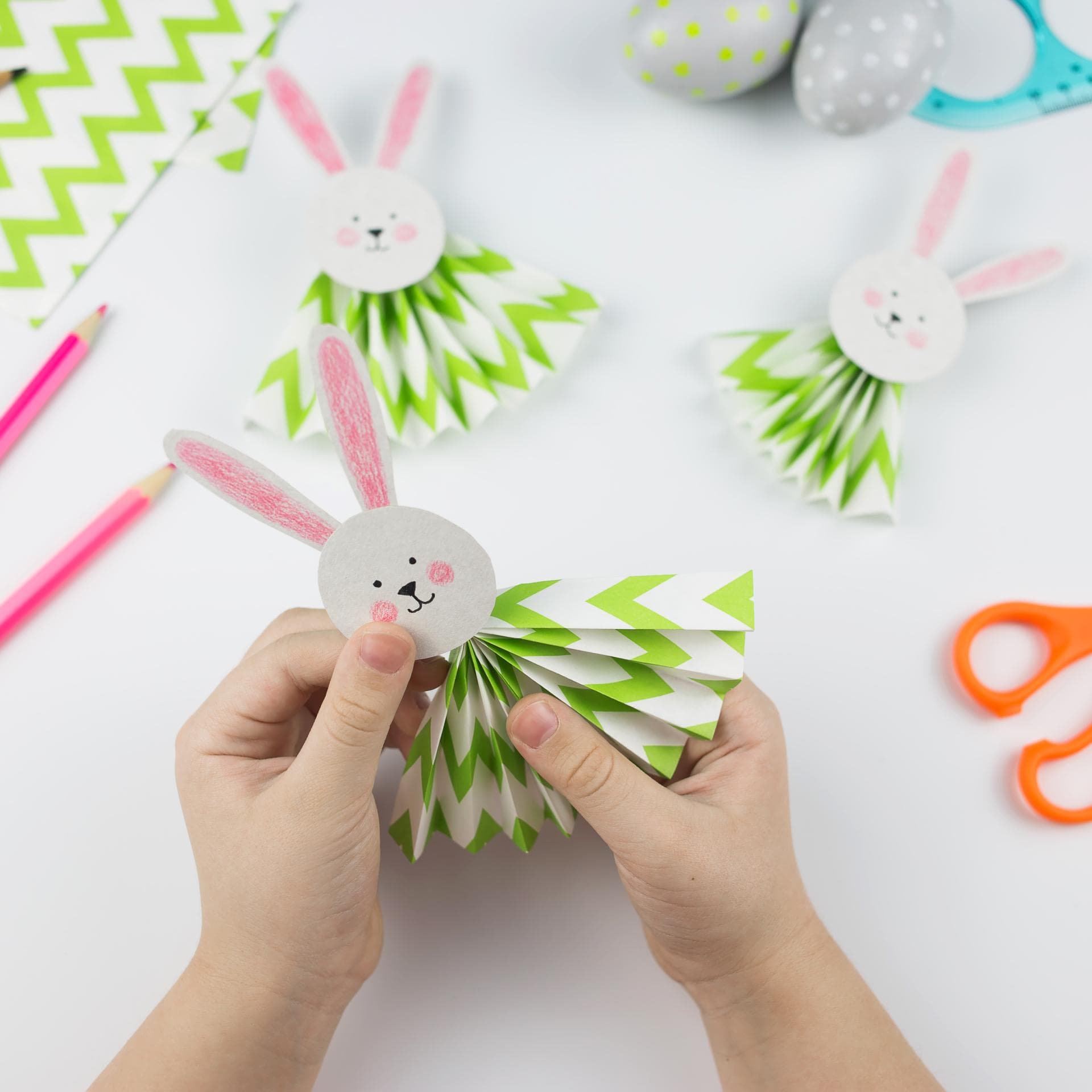 DIY-Osterhase aus Papier. 